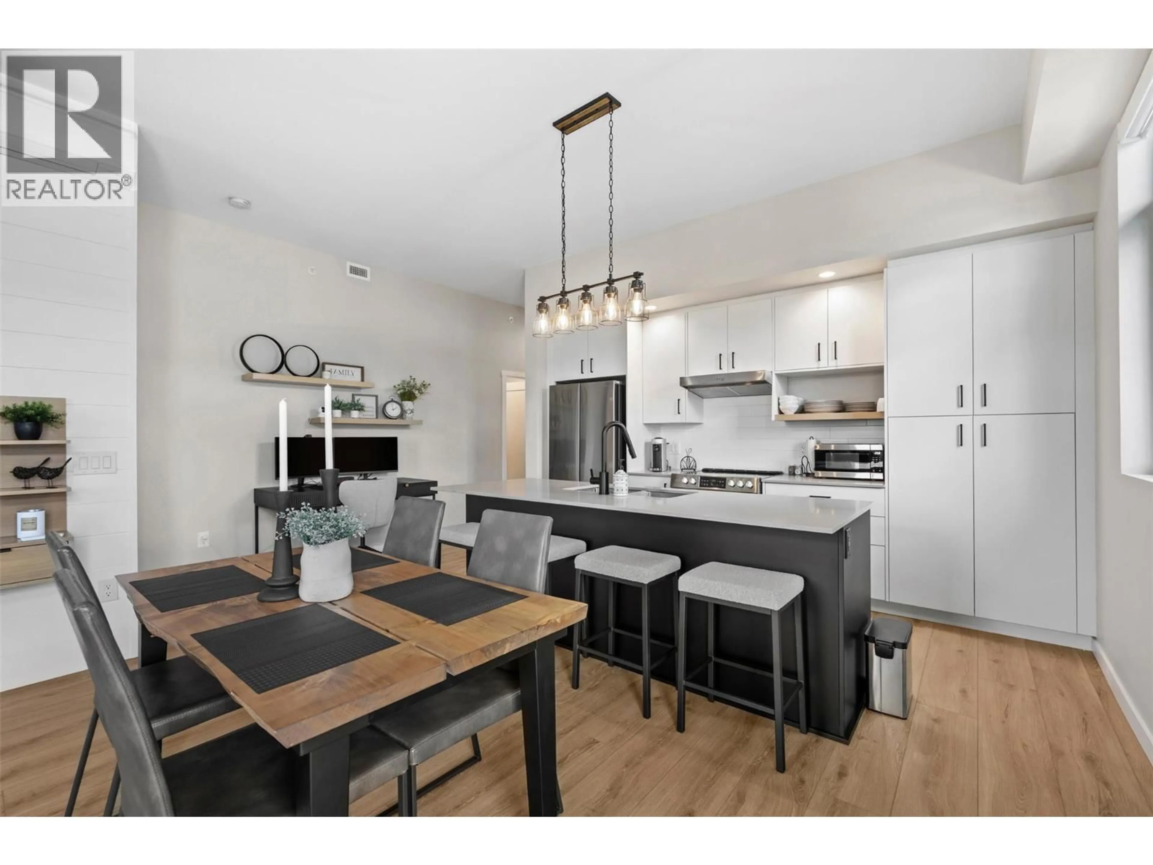 Open concept kitchen, wood/laminate floor for 610 - 660 CAWSTON AVENUE, Kelowna British Columbia V1Y9M1