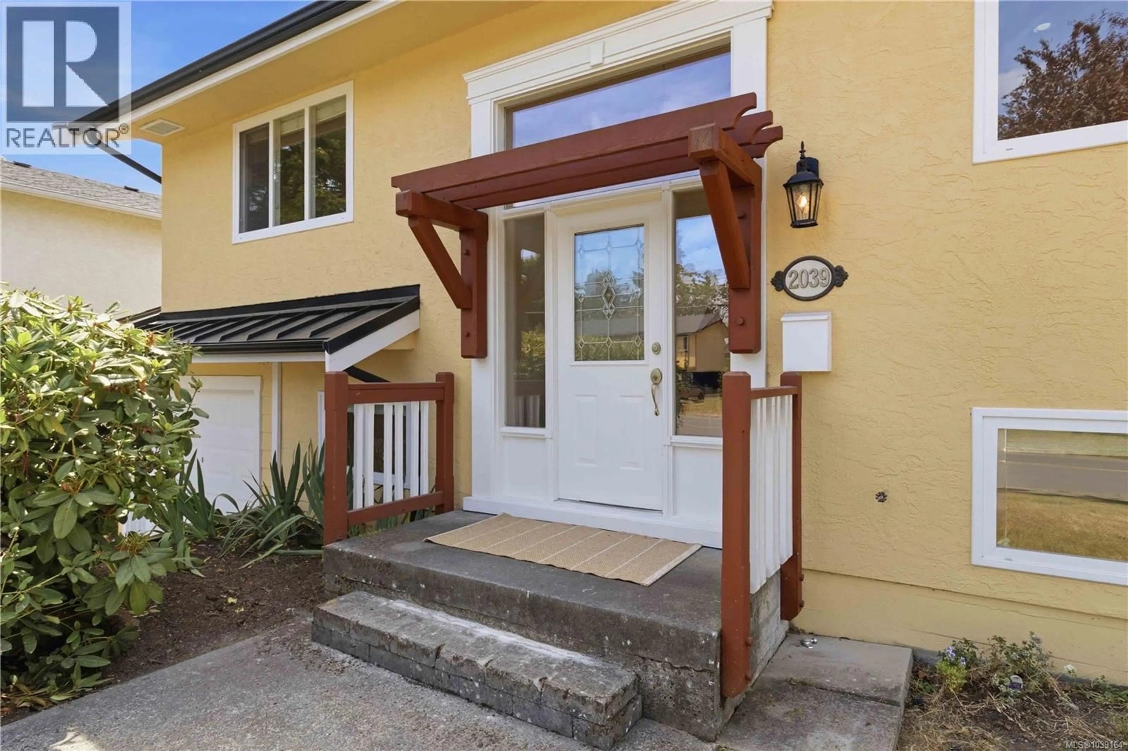Indoor entryway for 2039 ARDWELL AVENUE, Sidney British Columbia V8L2L6