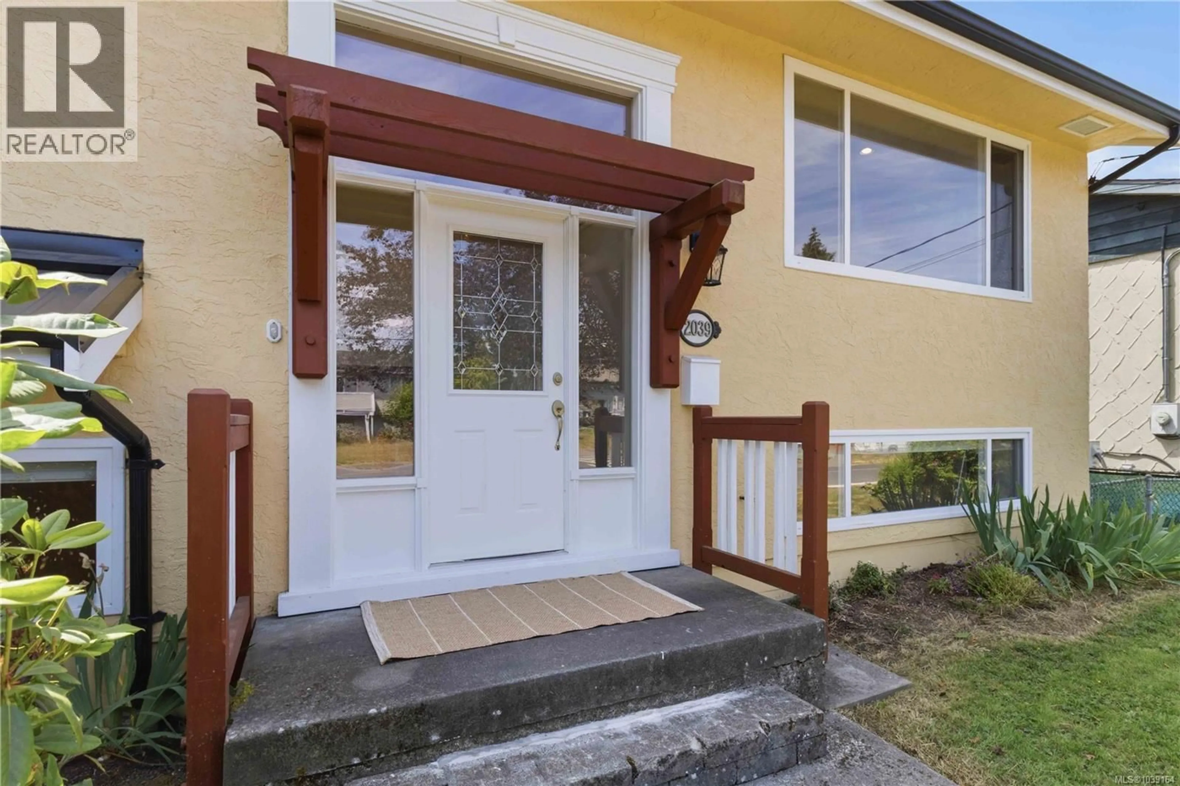 Indoor entryway for 2039 ARDWELL AVENUE, Sidney British Columbia V8L2L6