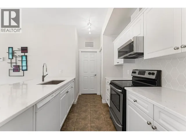 303 - 3550 WOODSDALE ROAD, Lake Country 3