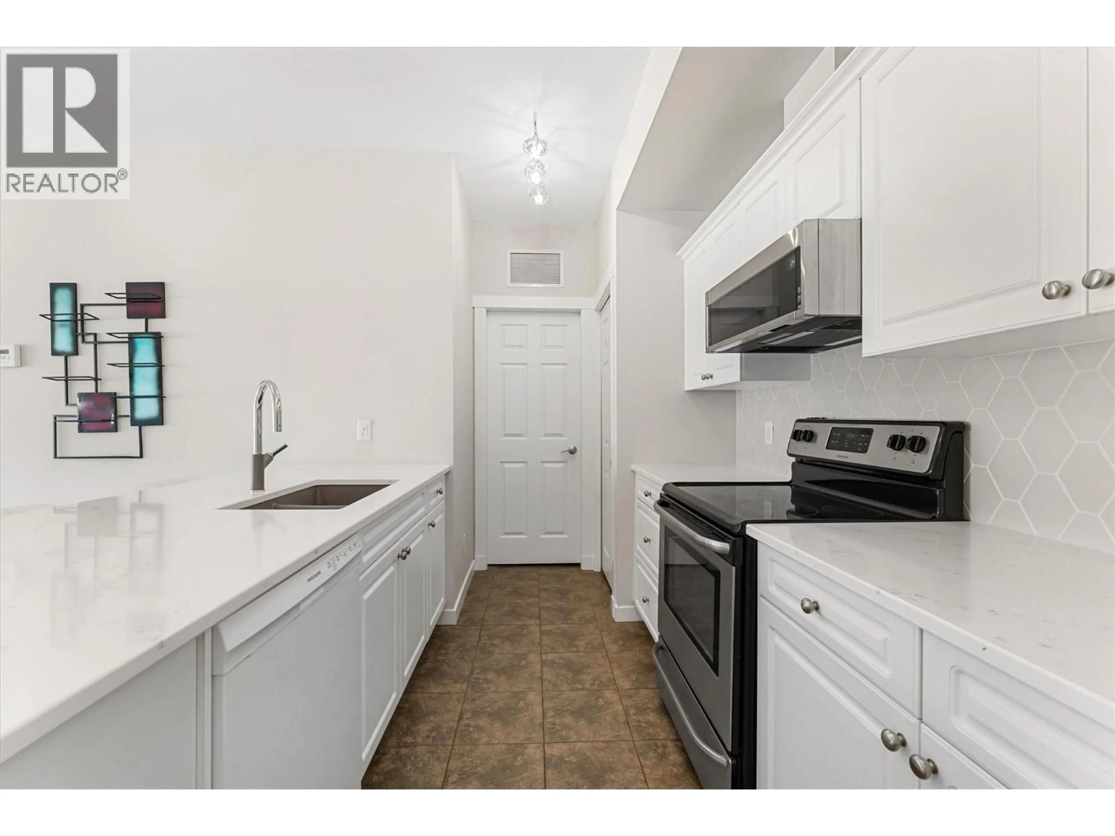 Standard kitchen, unknown for 303 - 3550 WOODSDALE ROAD, Lake Country British Columbia V4V1Y9
