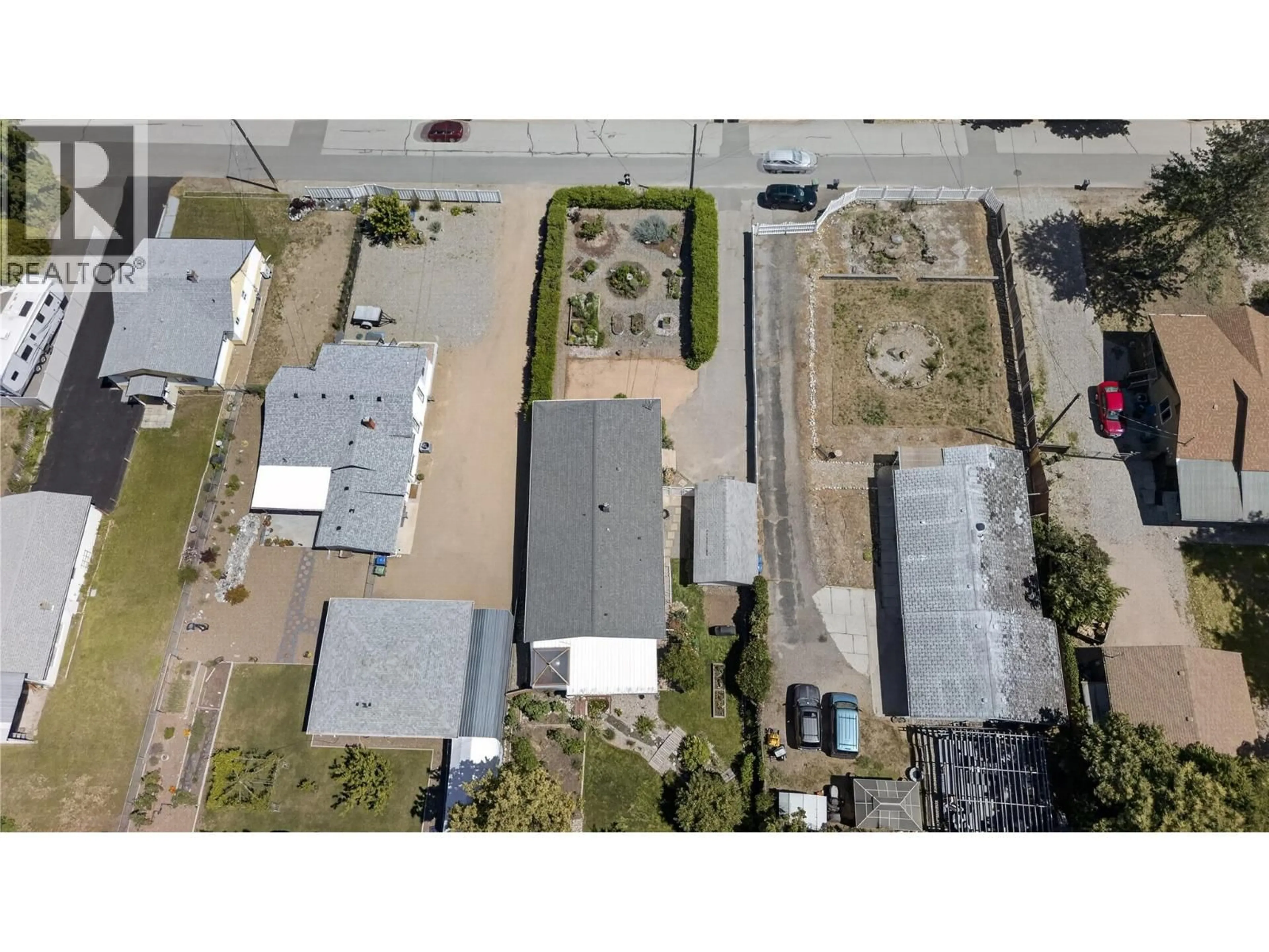 A pic from outside/outdoor area/front of a property/back of a property/a pic from drone, street for 5880 OKANAGAN STREET, Oliver British Columbia V0H1T0