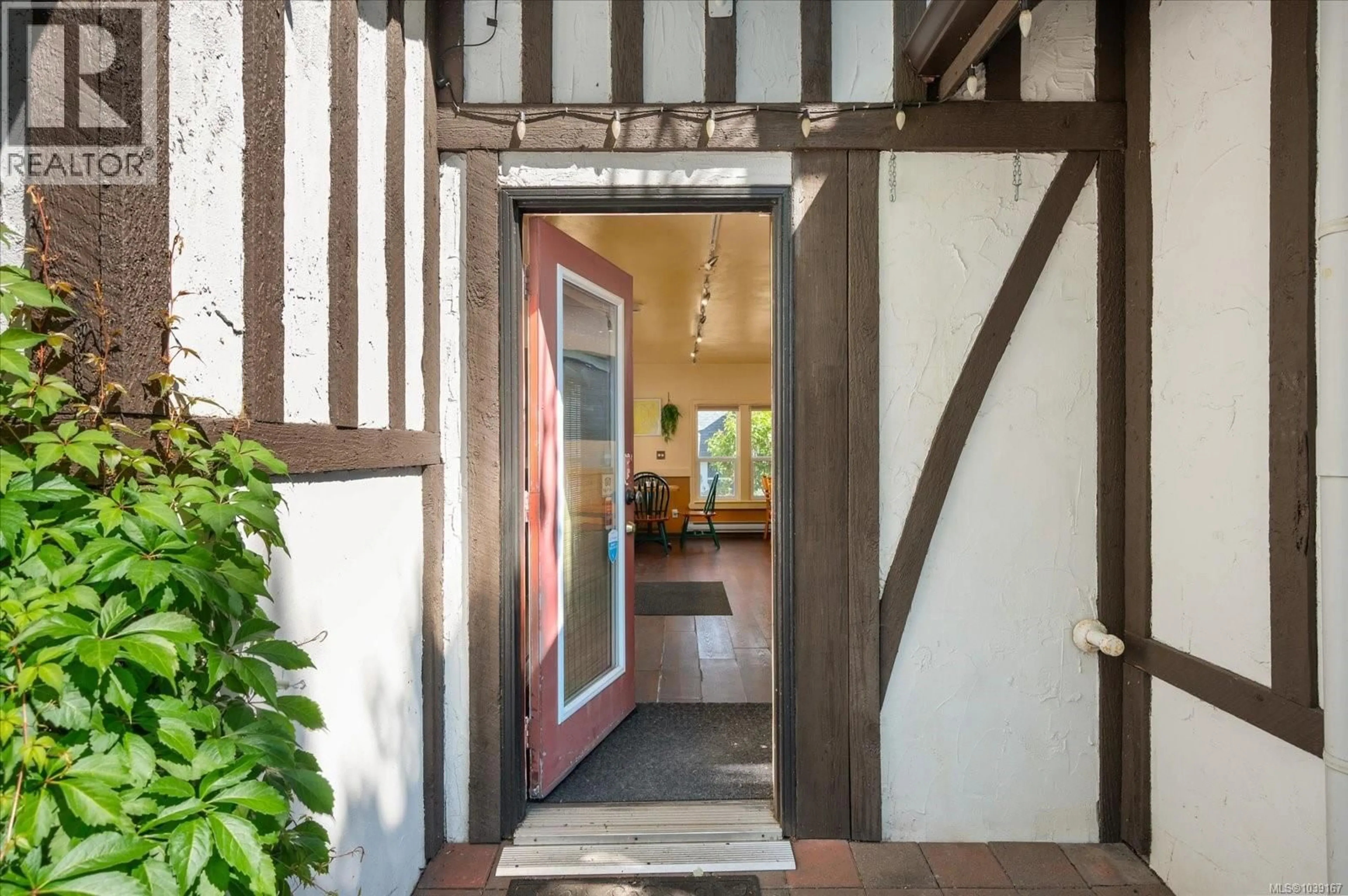 Indoor entryway for 14&15 - 221 SECOND AVENUE WEST, Qualicum Beach British Columbia V9K2S5