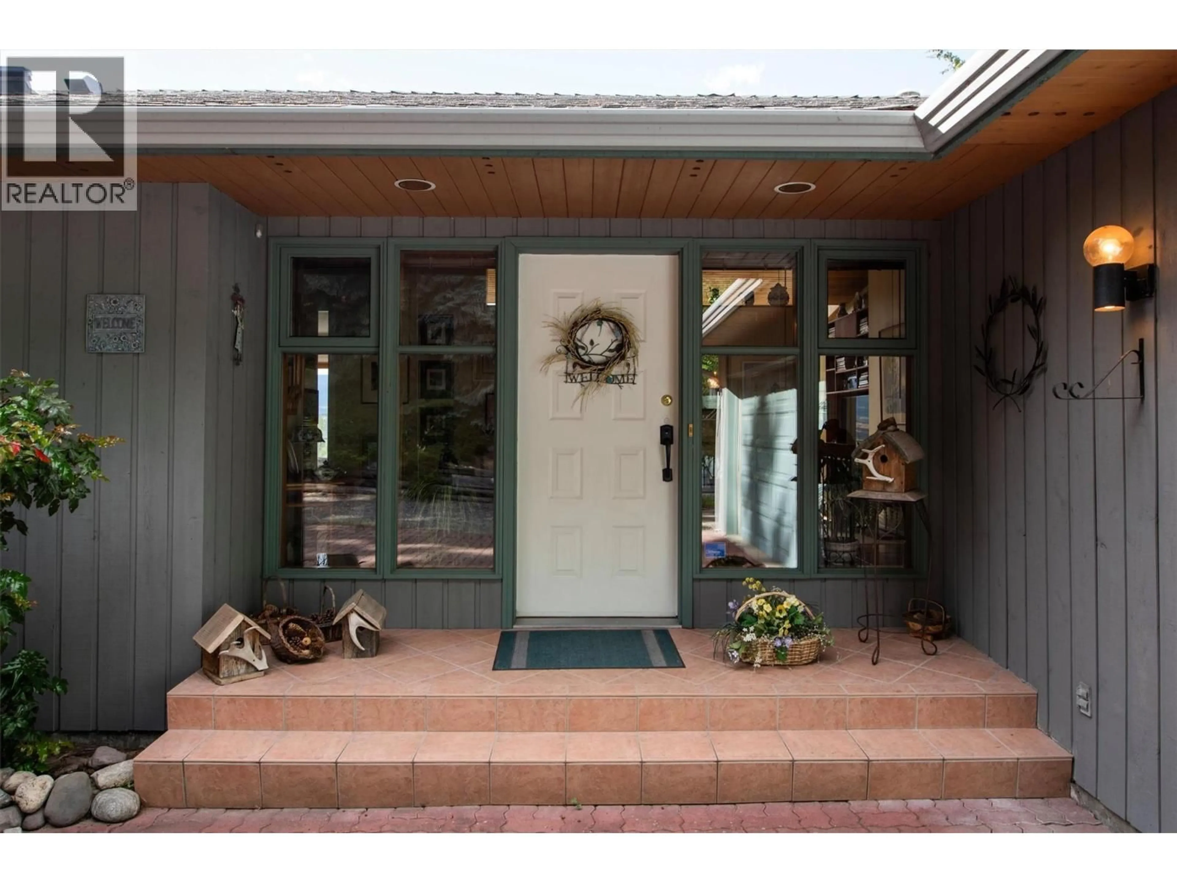 Indoor entryway for 424 EDGEMONT COURT, Kelowna British Columbia V1W4J8
