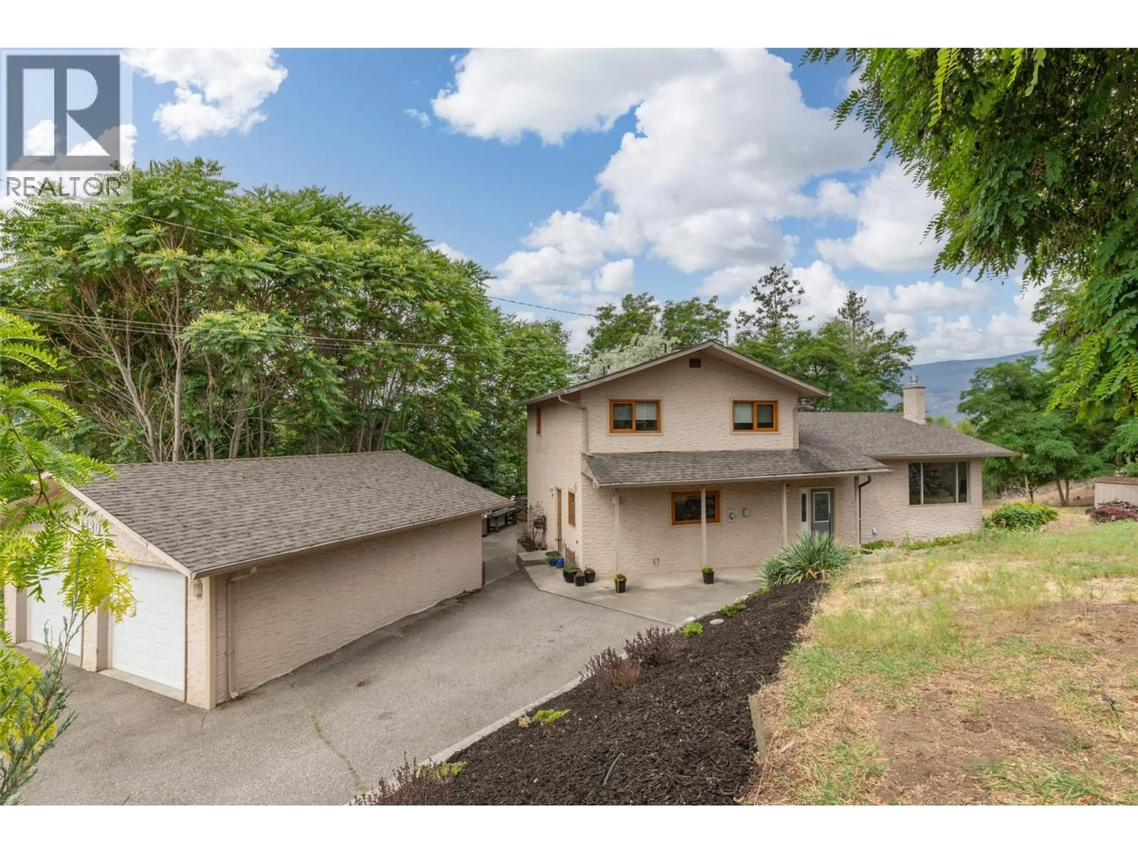 A pic from outside/outdoor area/front of a property/back of a property/a pic from drone, unknown for 1180 KELVIEW STREET, Kelowna British Columbia V1Y7M6