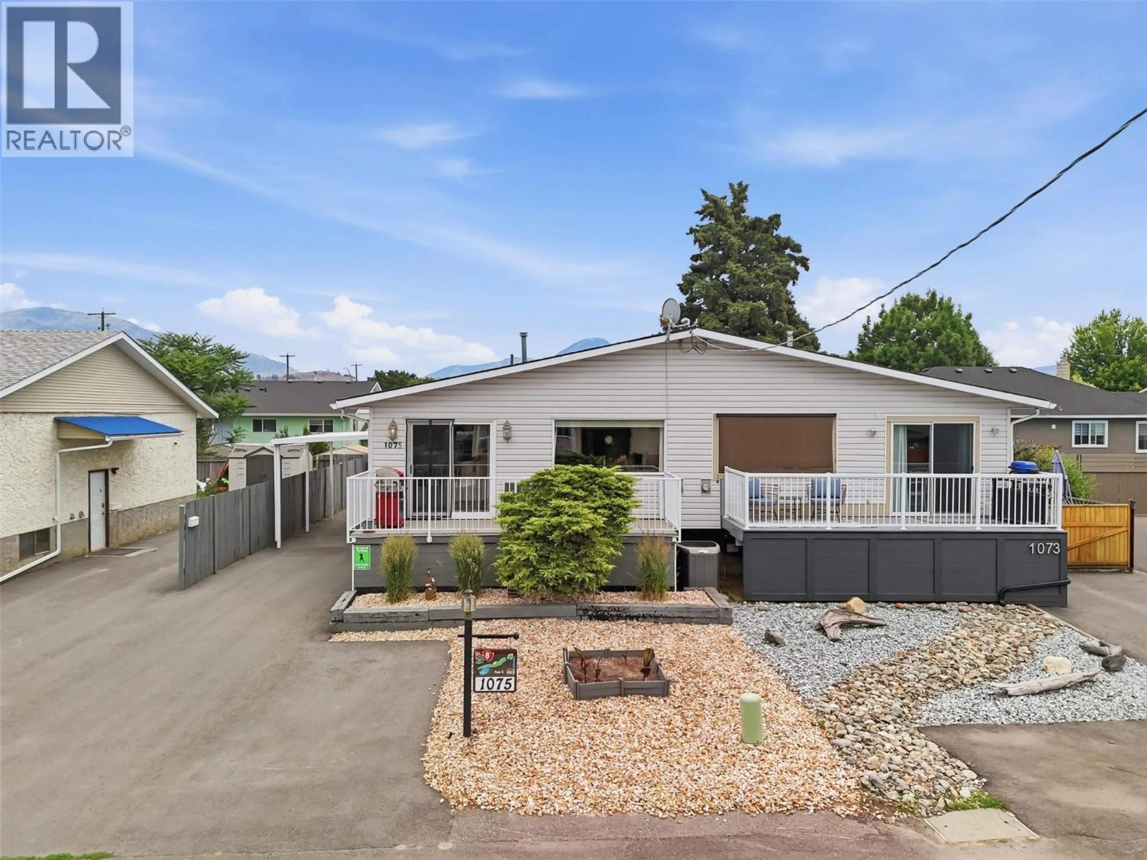 A pic from outside/outdoor area/front of a property/back of a property/a pic from drone, street for 1075 ACADIA PLACE, Kamloops British Columbia V2B7Z5