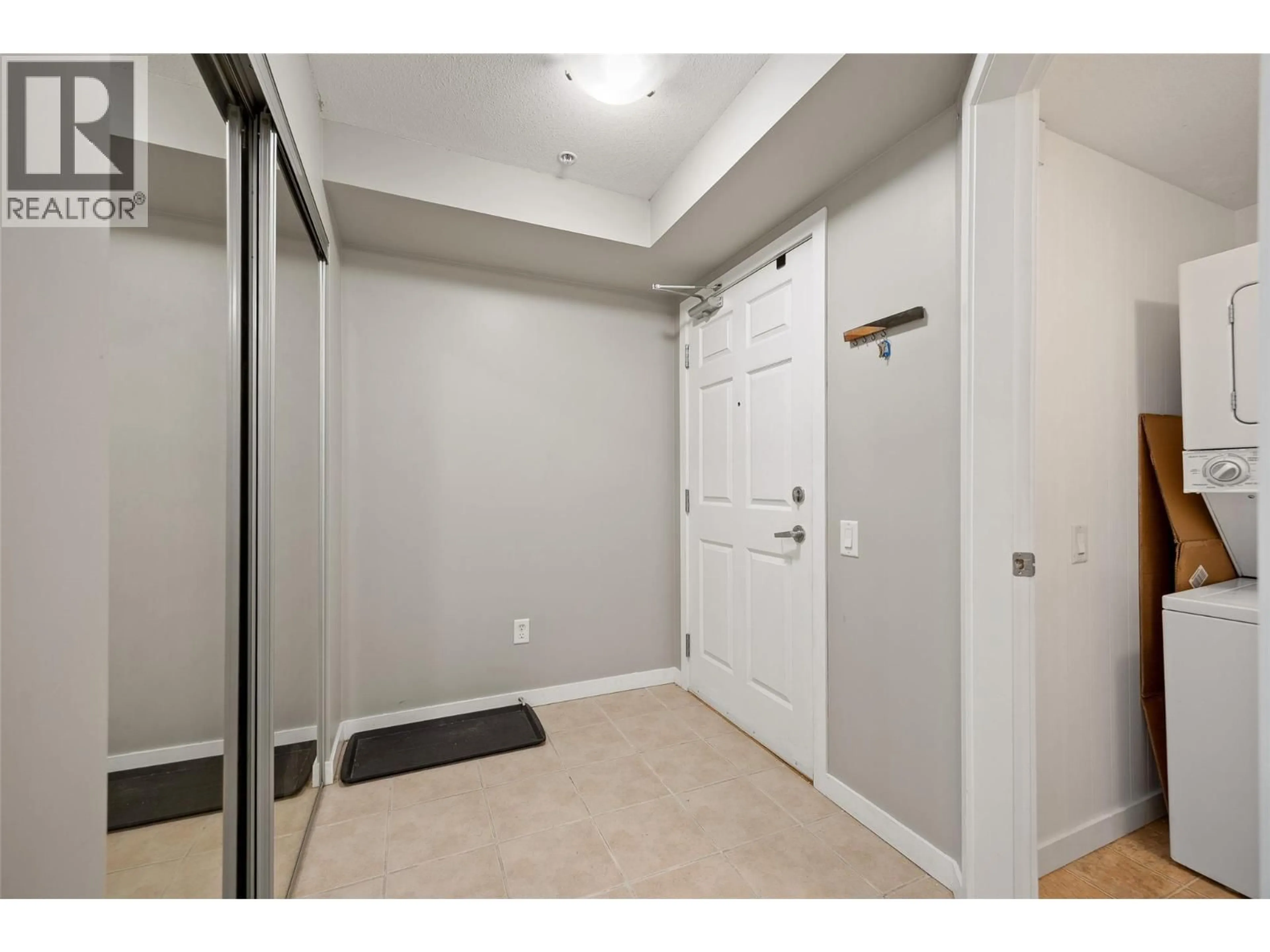 Indoor entryway for 306 - 686 LEQUIME ROAD, Kelowna British Columbia V1W1A4