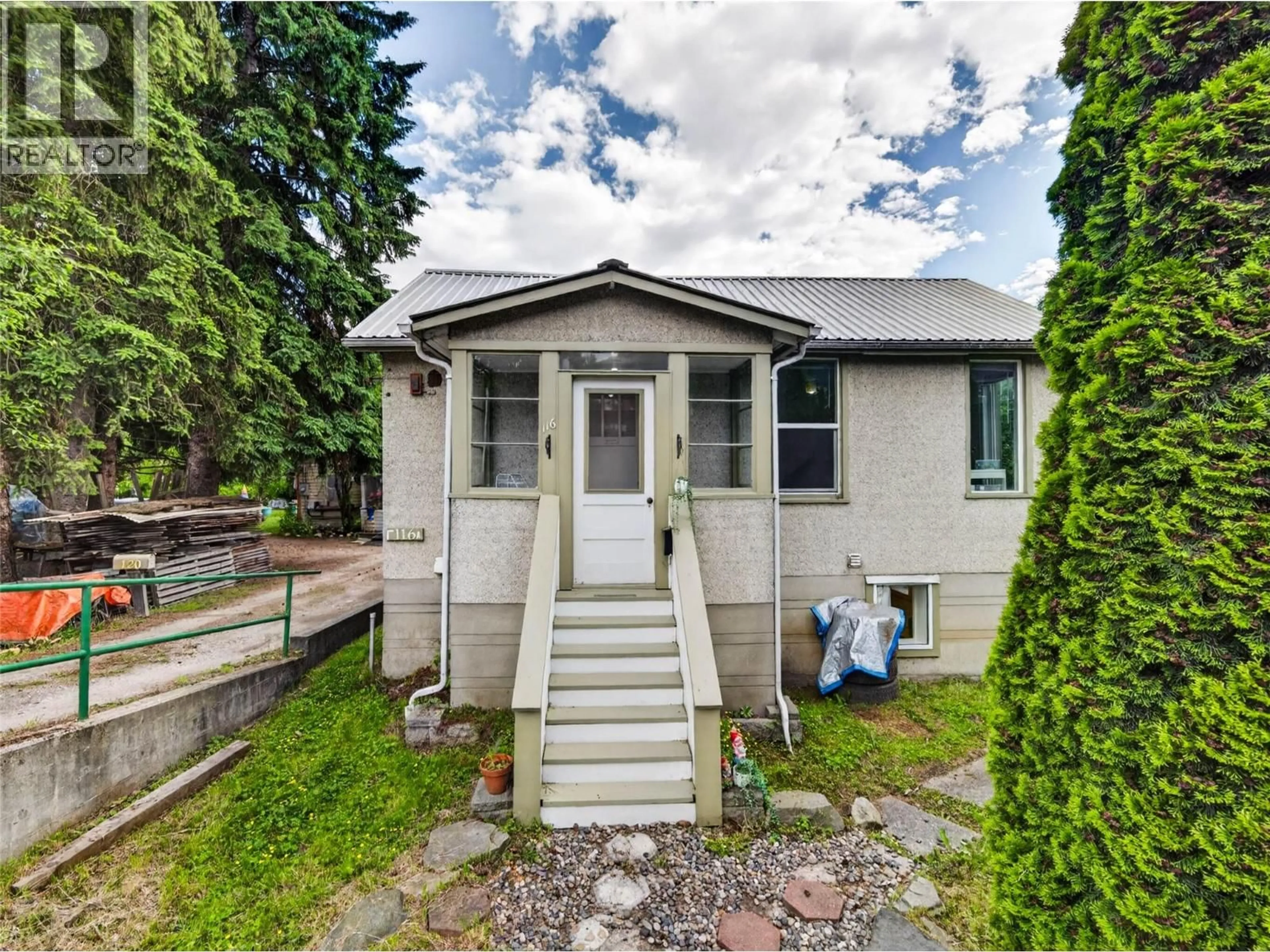 Home with vinyl exterior material, street for 116 ANDERSON STREET, Nelson British Columbia V1L3X5