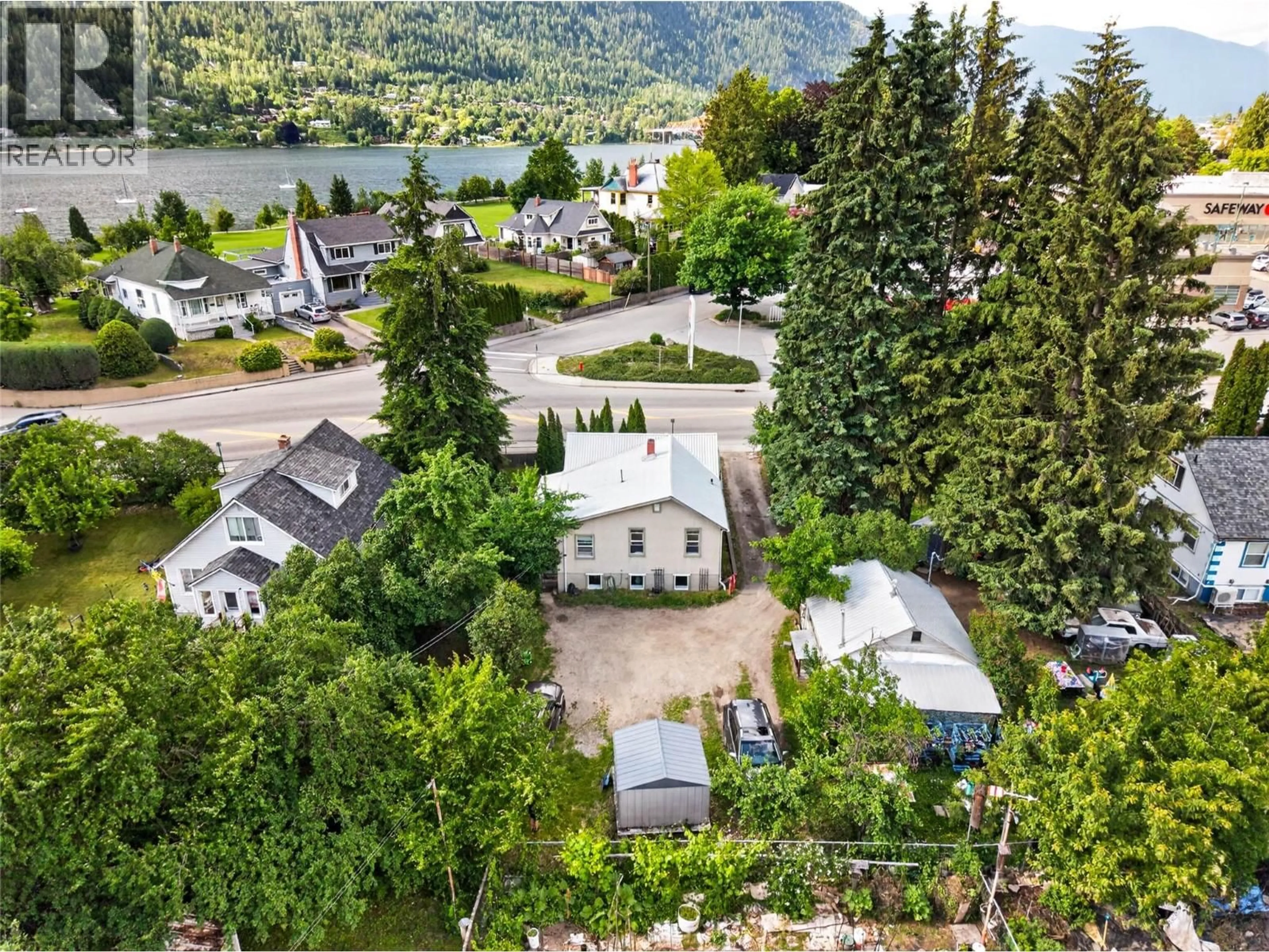A pic from outside/outdoor area/front of a property/back of a property/a pic from drone, mountain view for 116 ANDERSON STREET, Nelson British Columbia V1L3X5