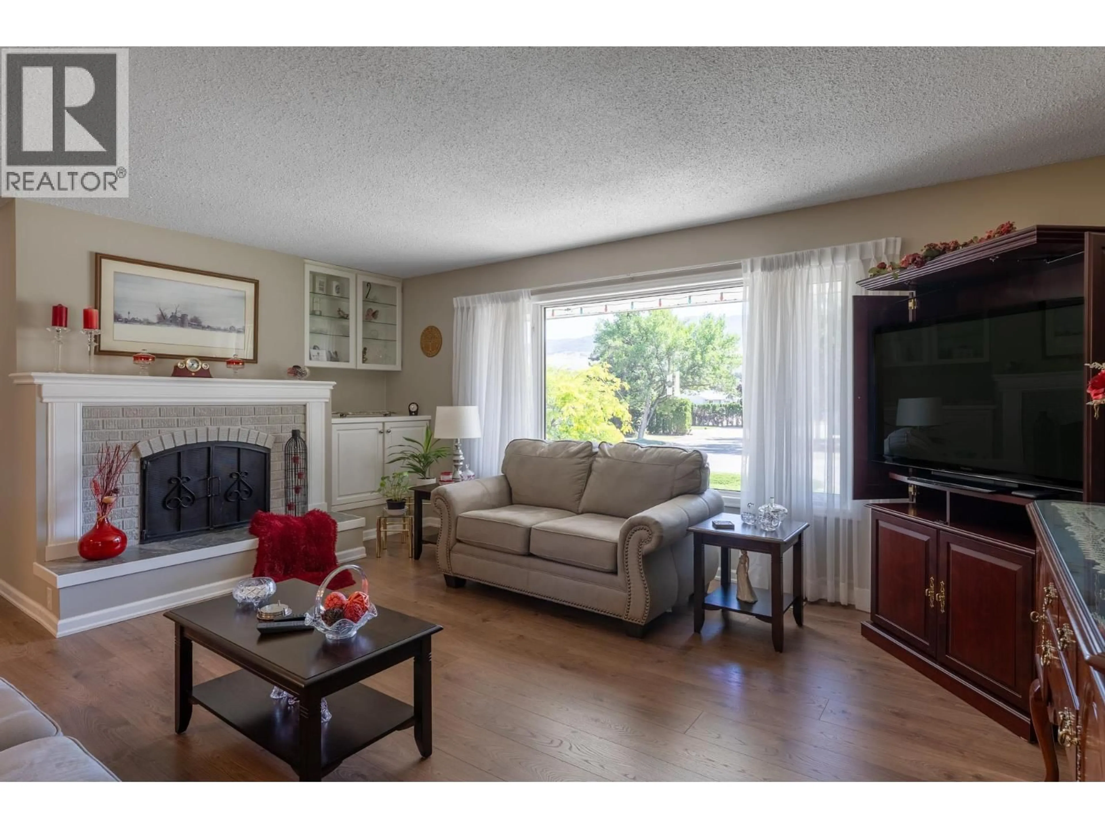Living room with furniture, wood/laminate floor for 780 PRINCESS COURT, Kelowna British Columbia V1X5X5