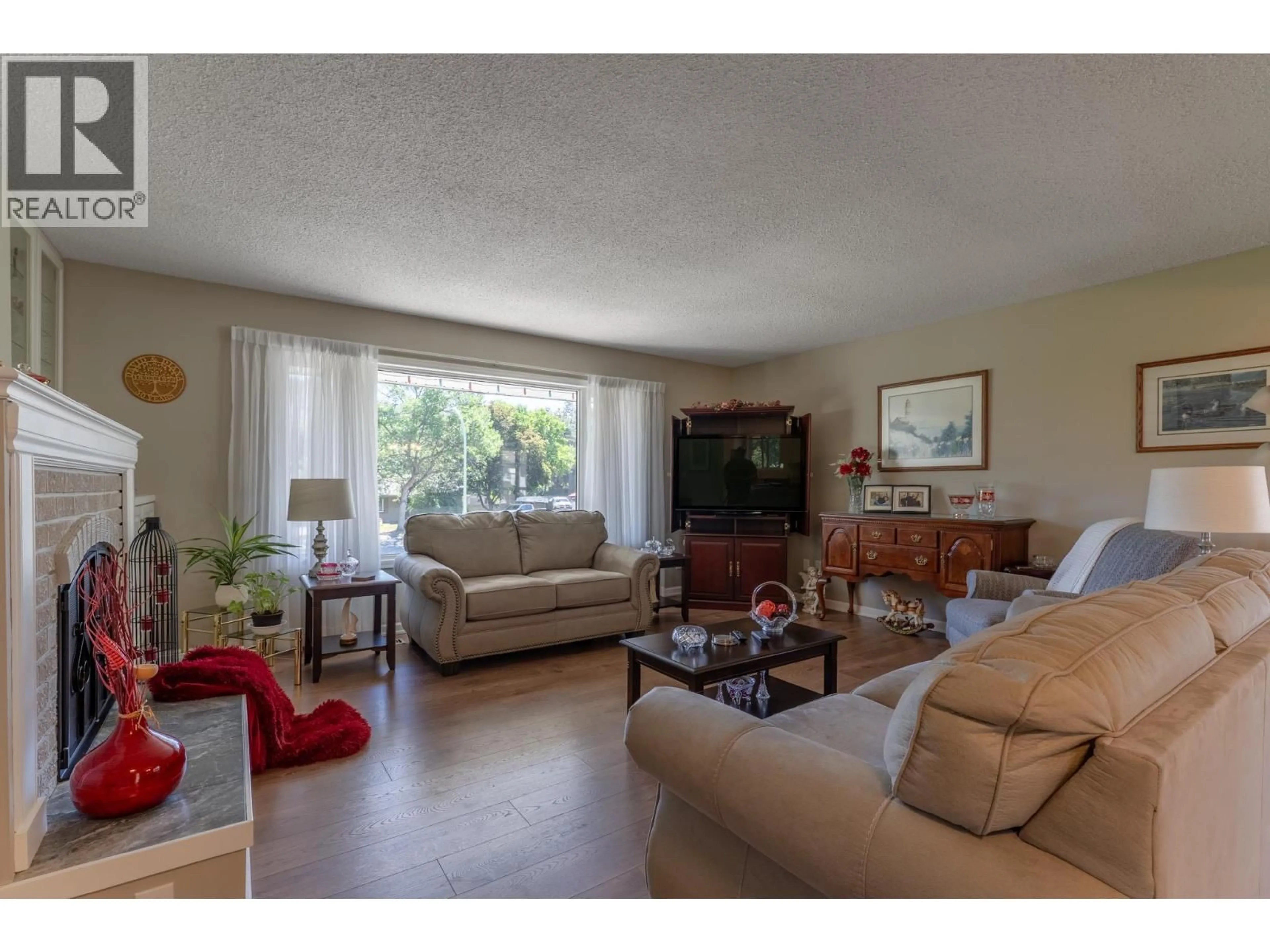 Living room with furniture, unknown for 780 PRINCESS COURT, Kelowna British Columbia V1X5X5