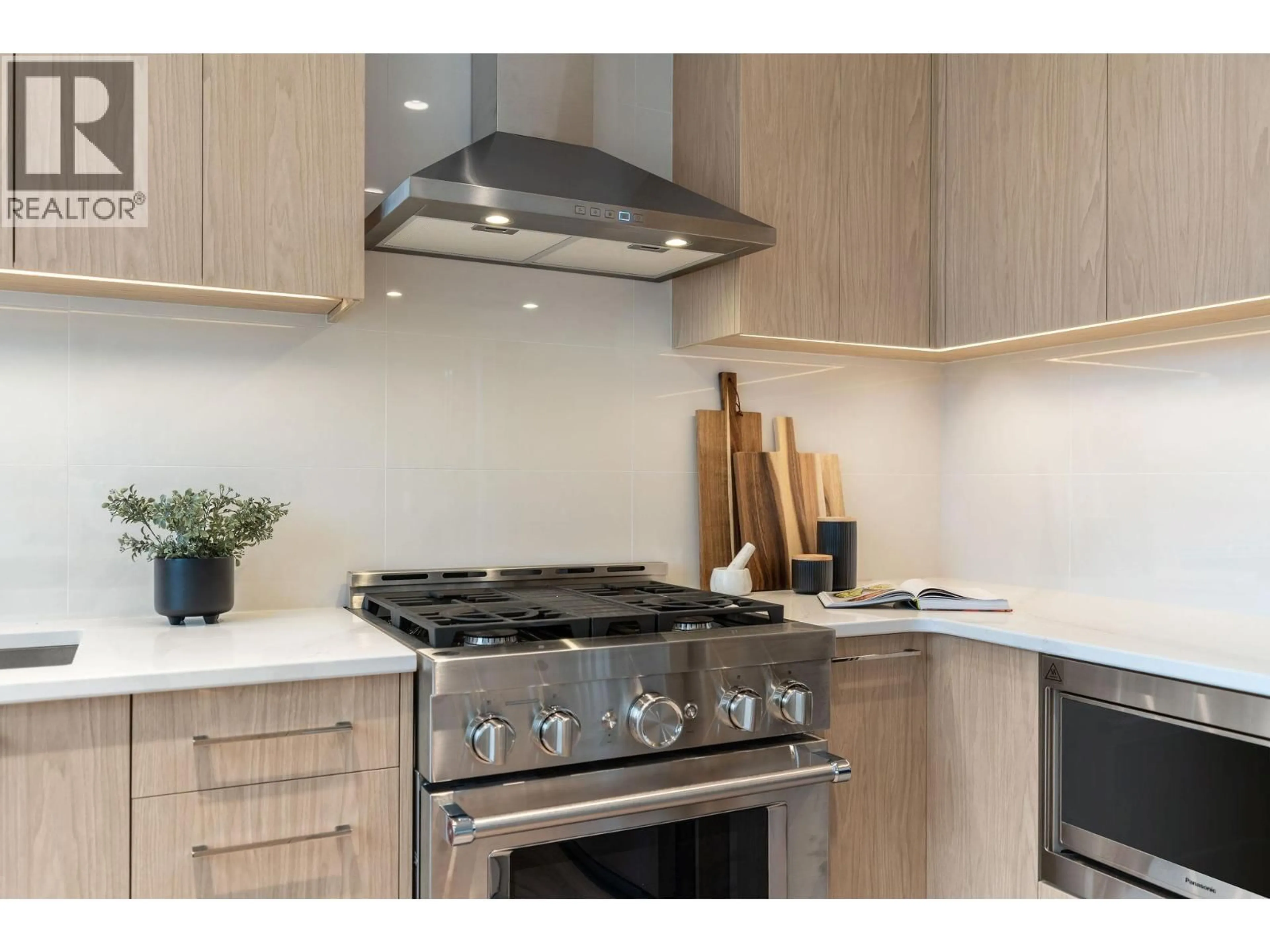Unknown for 203 - 3051 ABBOTT STREET, Kelowna British Columbia V1Y0P1