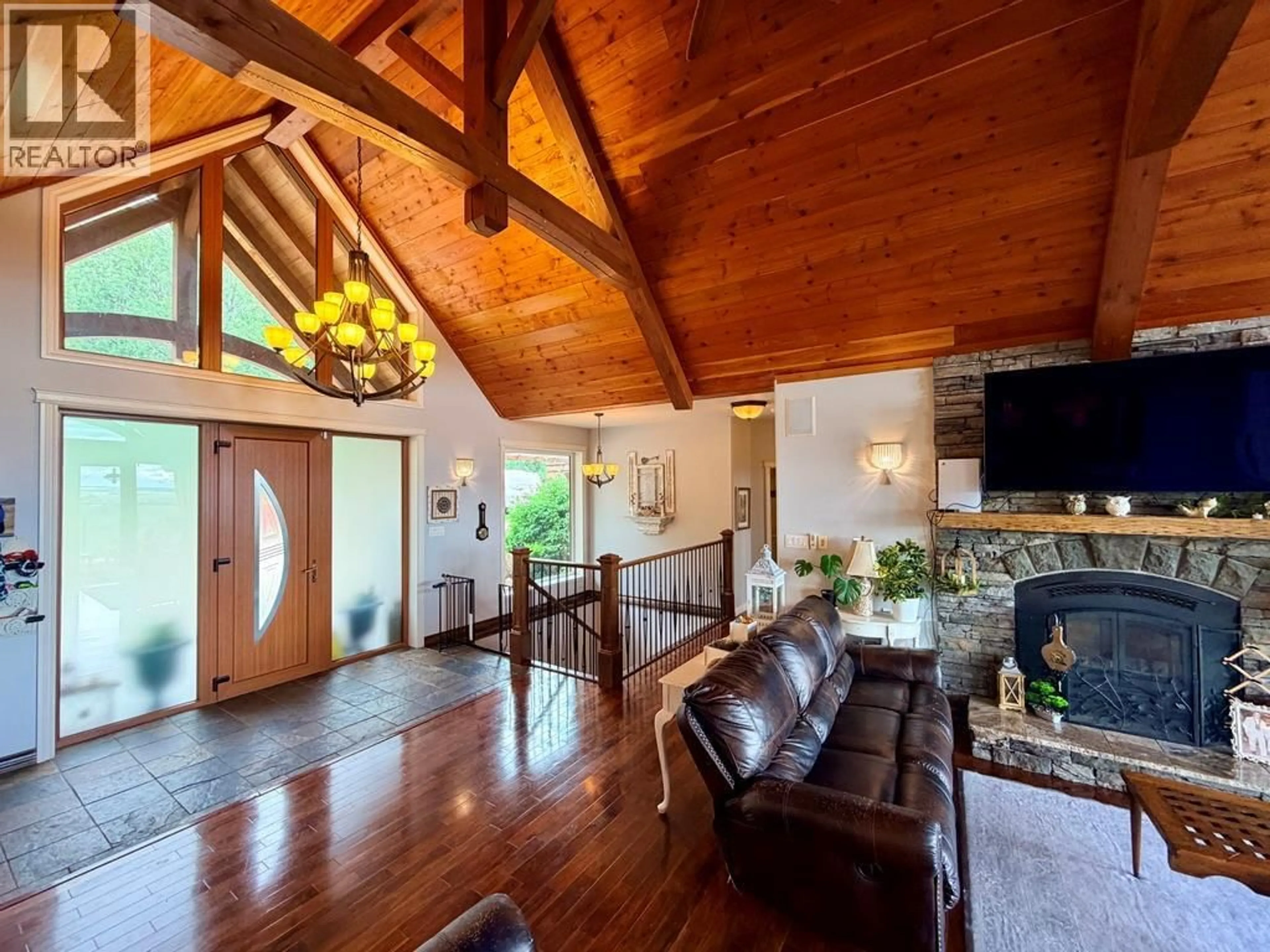 Indoor foyer for 2793 CHRISTOPHER OTHER, Dawson Creek British Columbia V1G0B2