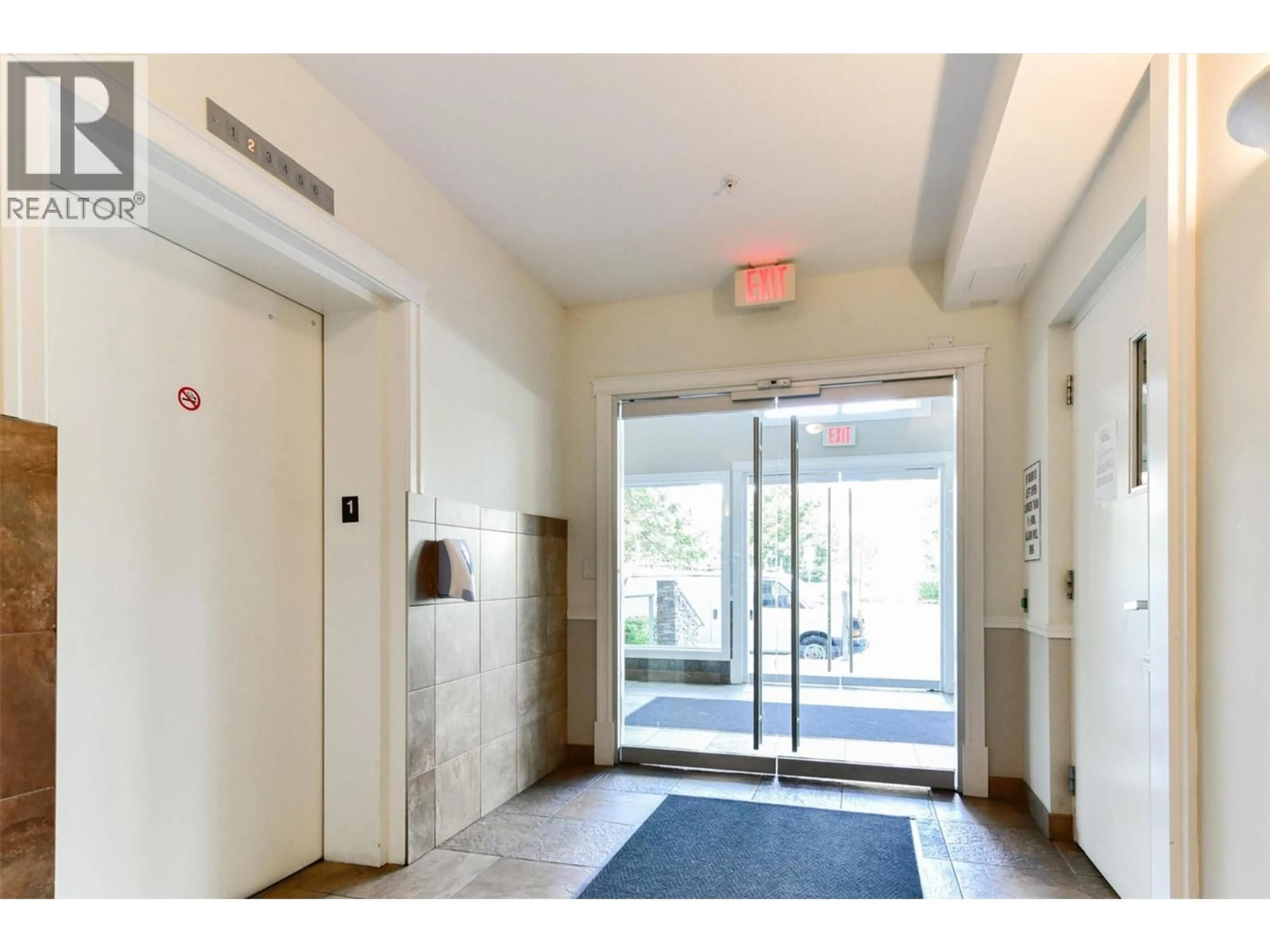 Indoor foyer for 332 - 1088 SUNSET DRIVE, Kelowna British Columbia V1Y9W1