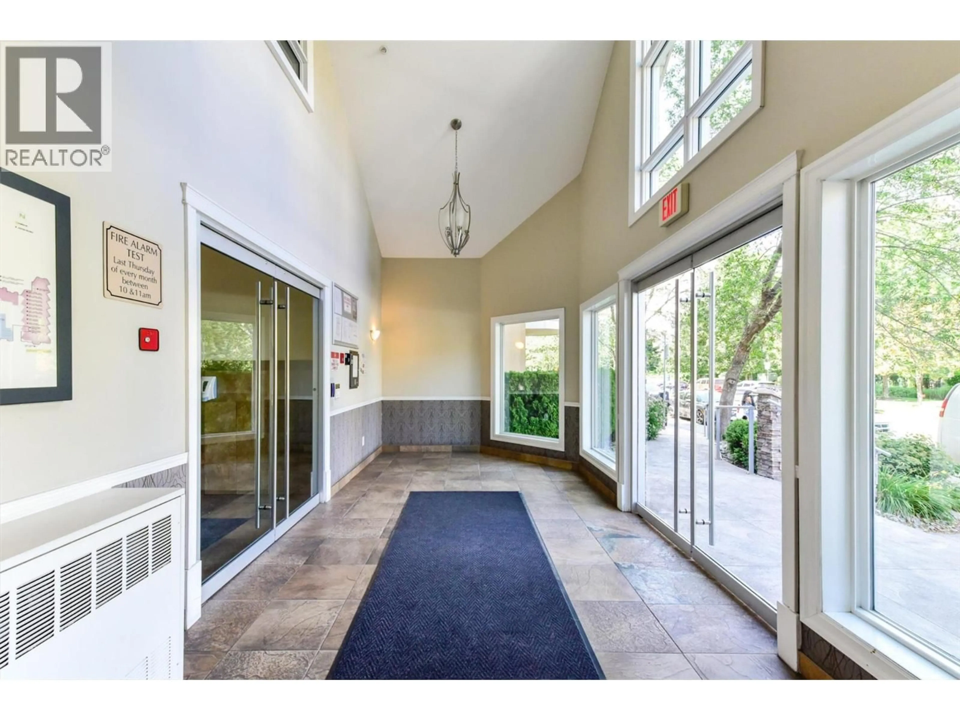 Indoor foyer for 332 - 1088 SUNSET DRIVE, Kelowna British Columbia V1Y9W1