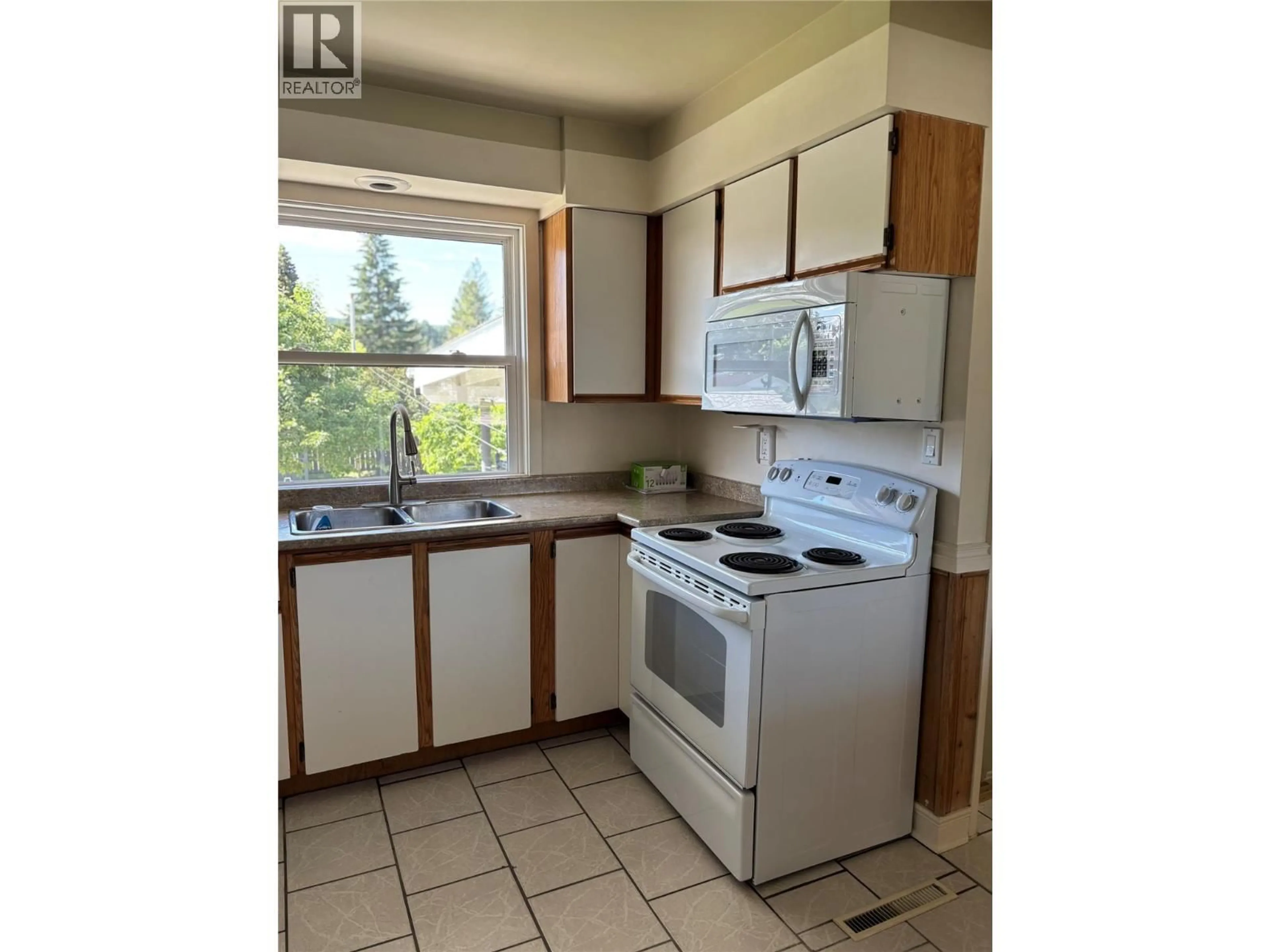 Standard kitchen, unknown for 1201 6TH STREET, Cranbrook British Columbia V1C1L8