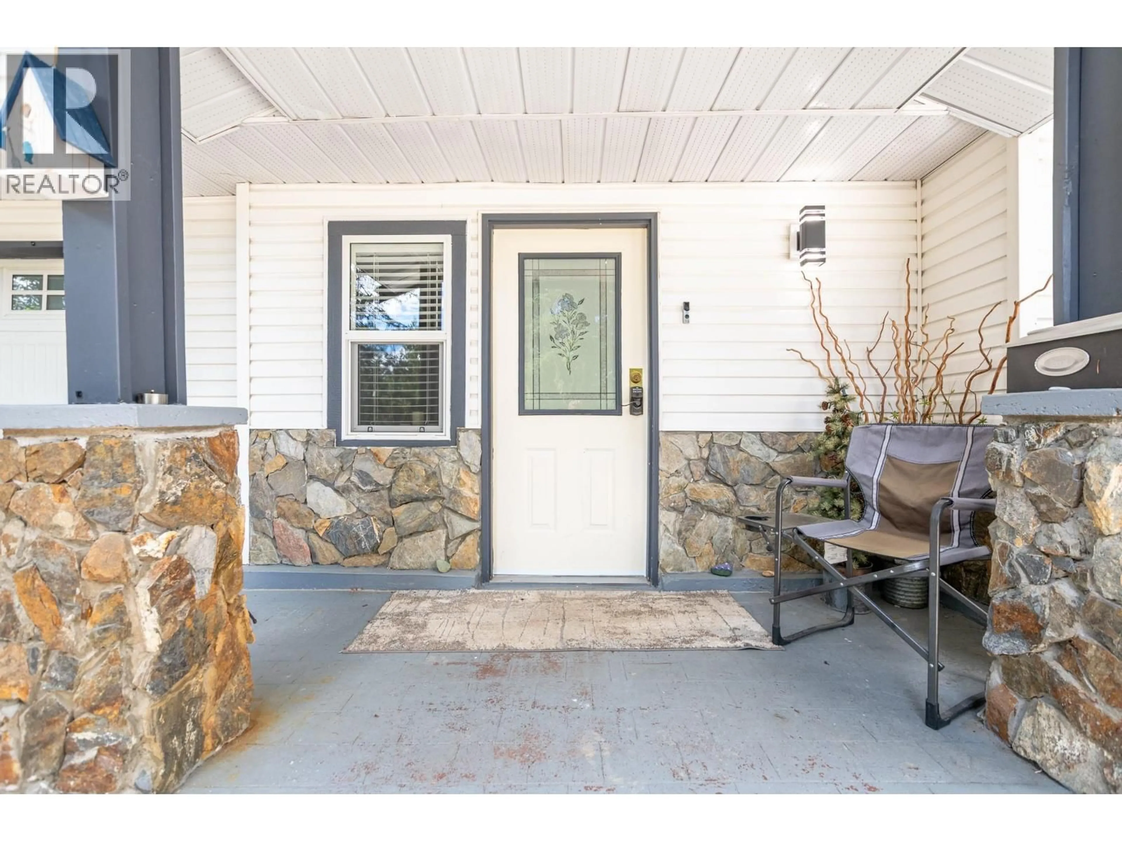 Indoor entryway for 2476 FOREST DRIVE, Blind Bay British Columbia V0E1H2