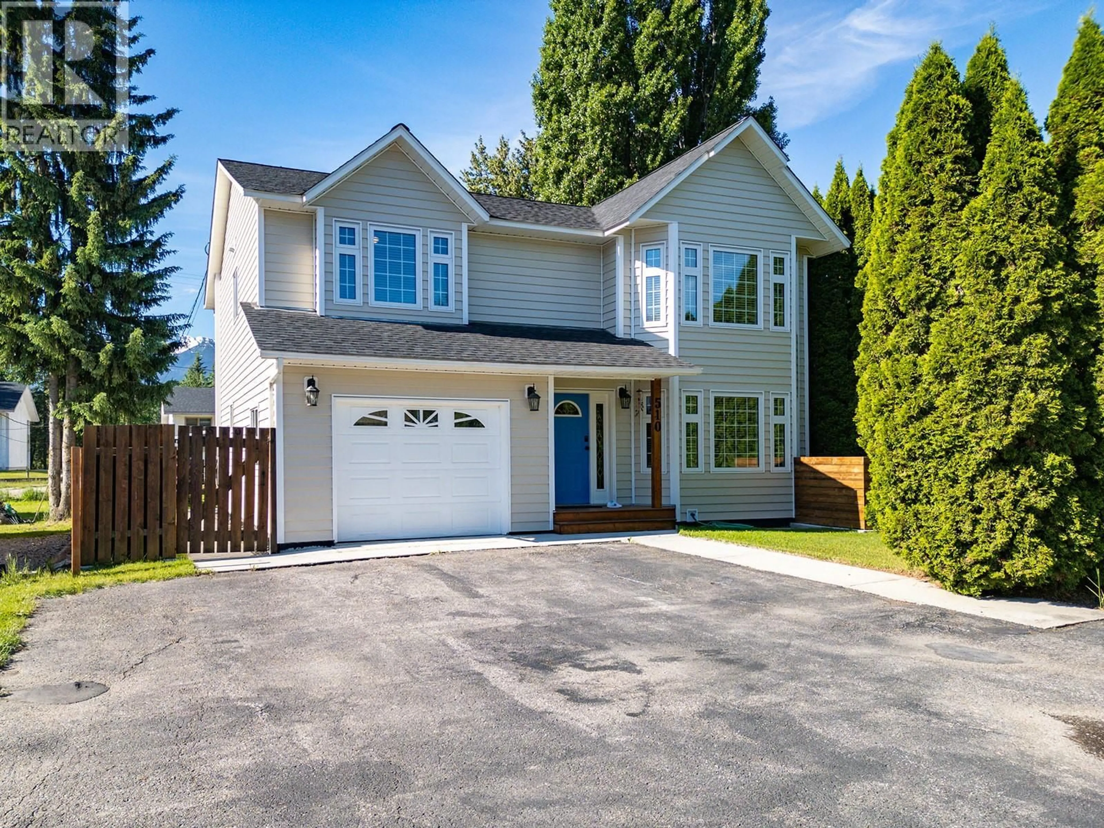 Home with vinyl exterior material, street for 510 ' 11TH STREET SOUTH, Golden British Columbia V0A1H0
