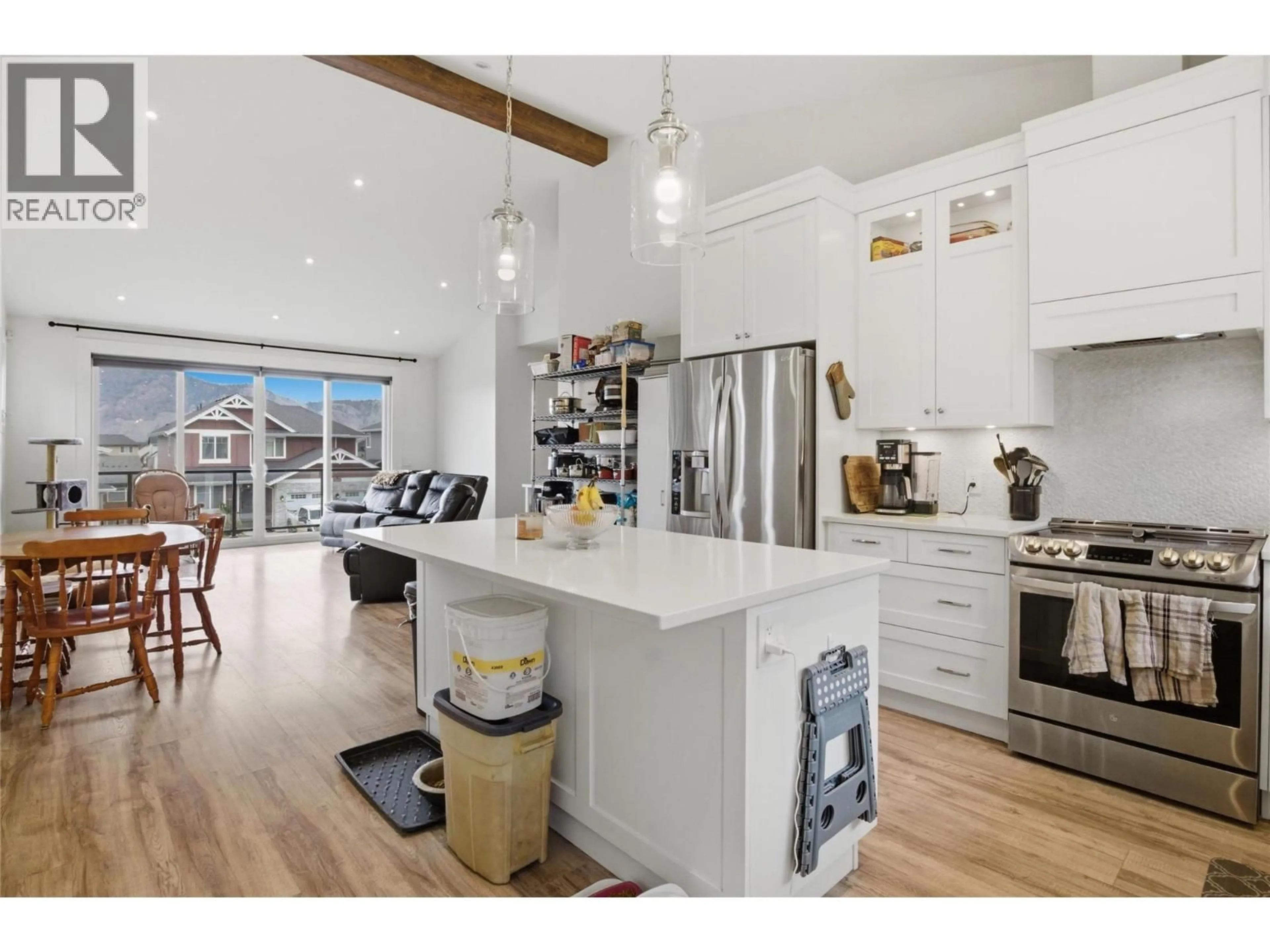 Open concept kitchen, unknown for 1568 EMERALD DRIVE, Kamloops British Columbia V2E0C4