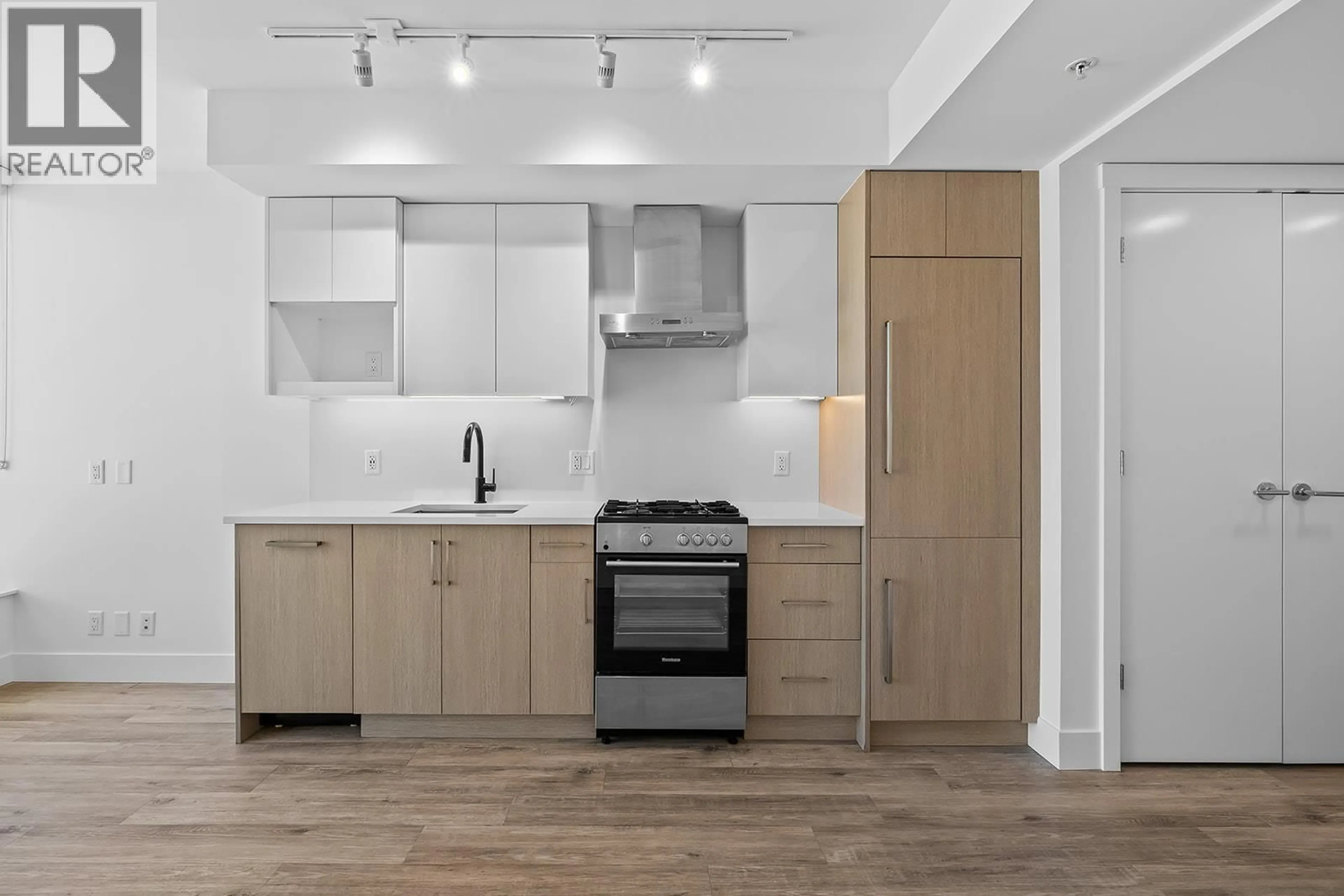 Standard kitchen, wood/laminate floor for 1905 - 1588 ELLIS STREET, Kelowna British Columbia V1Y8L1