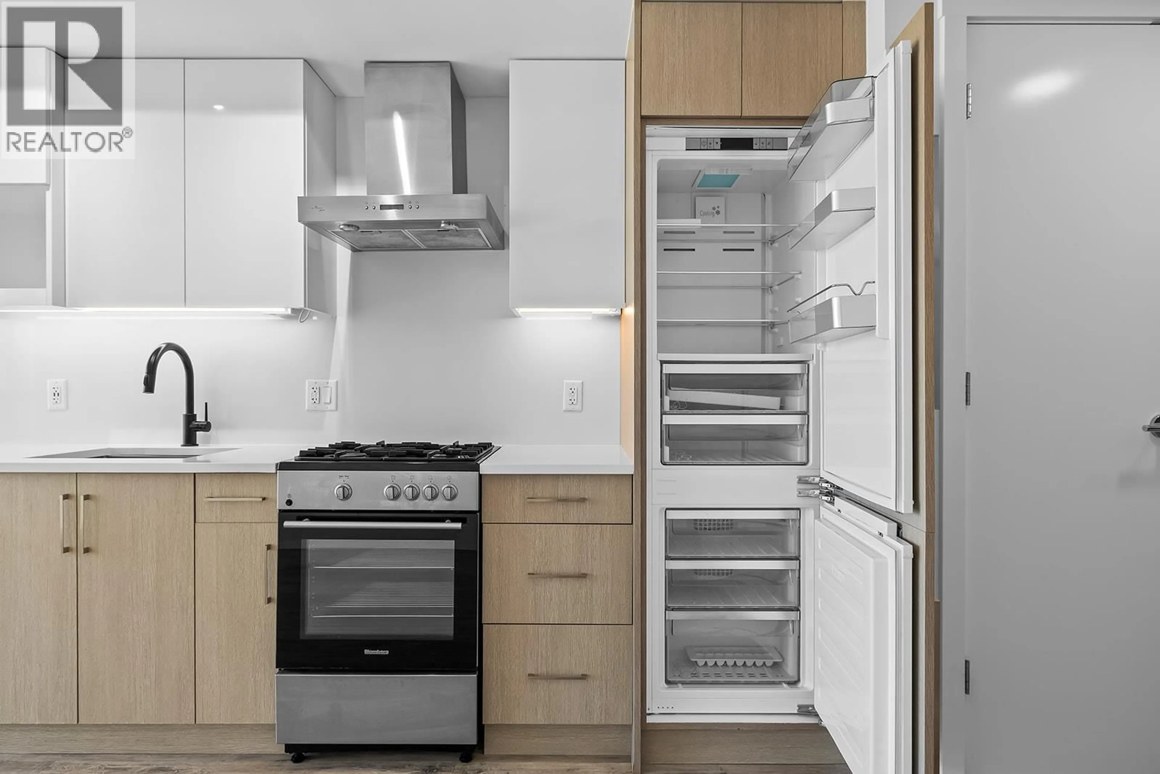 Standard kitchen, unknown for 1905 - 1588 ELLIS STREET, Kelowna British Columbia V1Y8L1