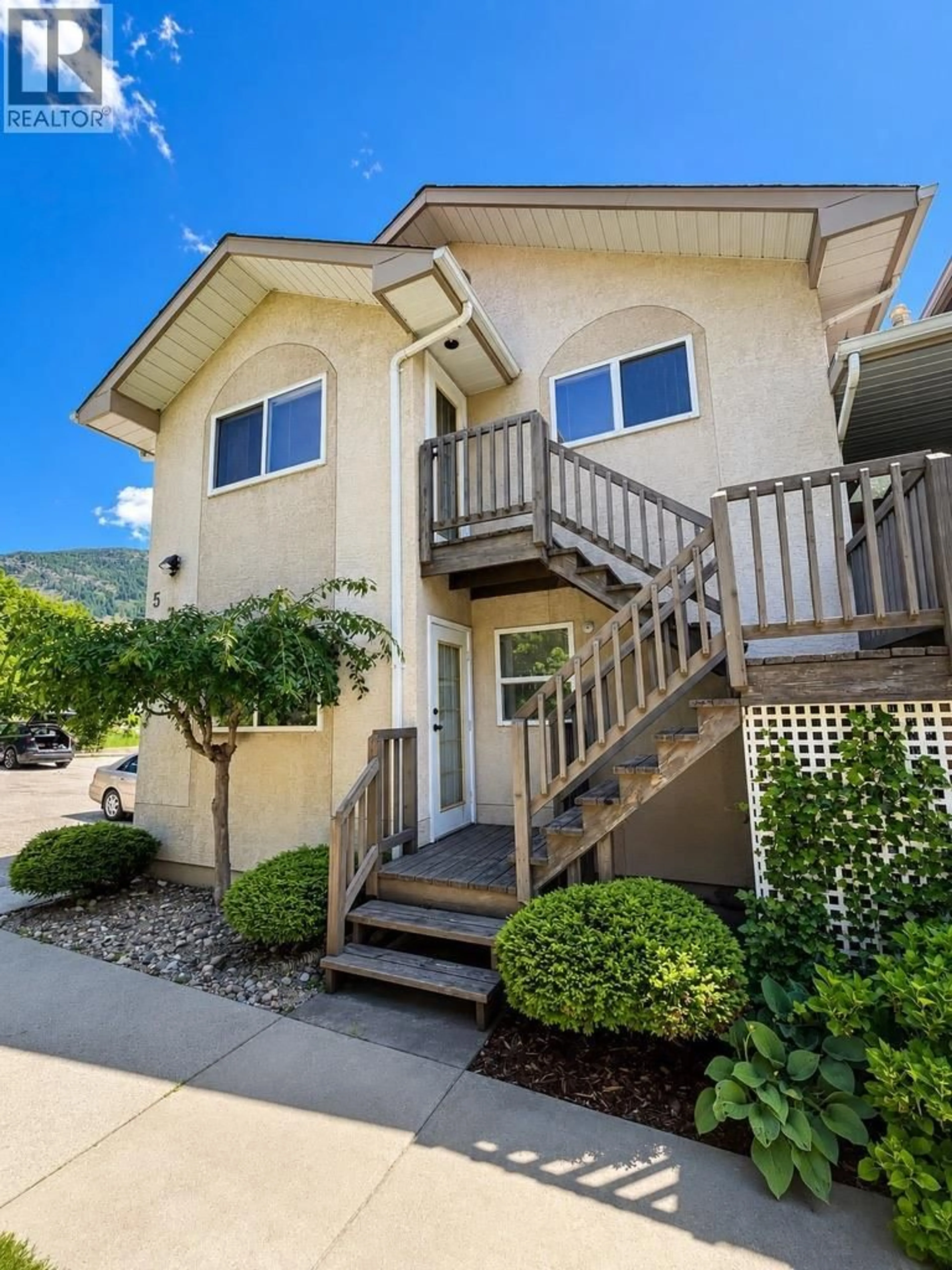 Home with vinyl exterior material, street for 6 - 10TH AVENUE, Castlegar British Columbia V1N1K6