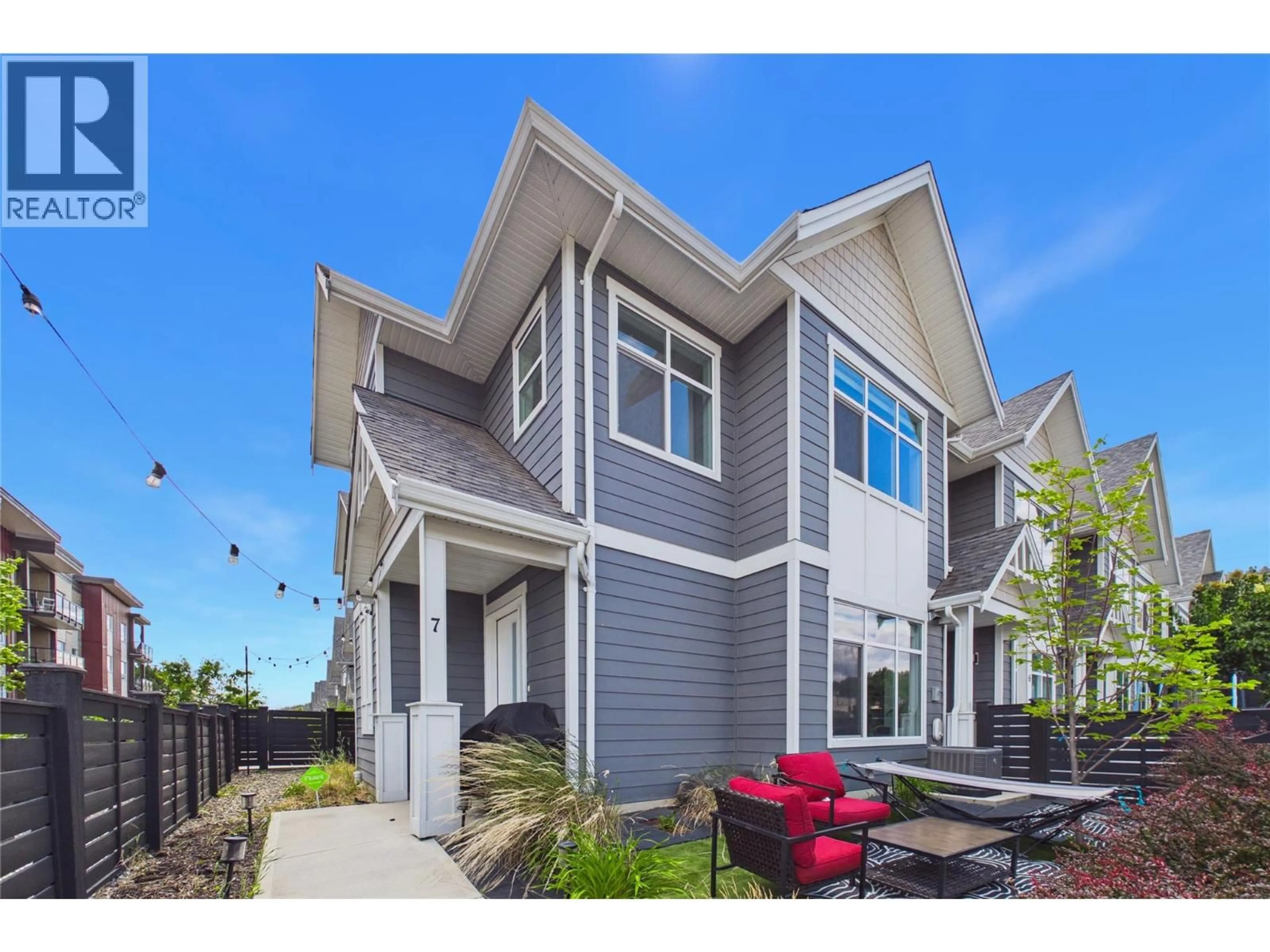 Home with vinyl exterior material, street for 7 - 115 WYNDHAM CRESCENT, Kelowna British Columbia V1V1Z2