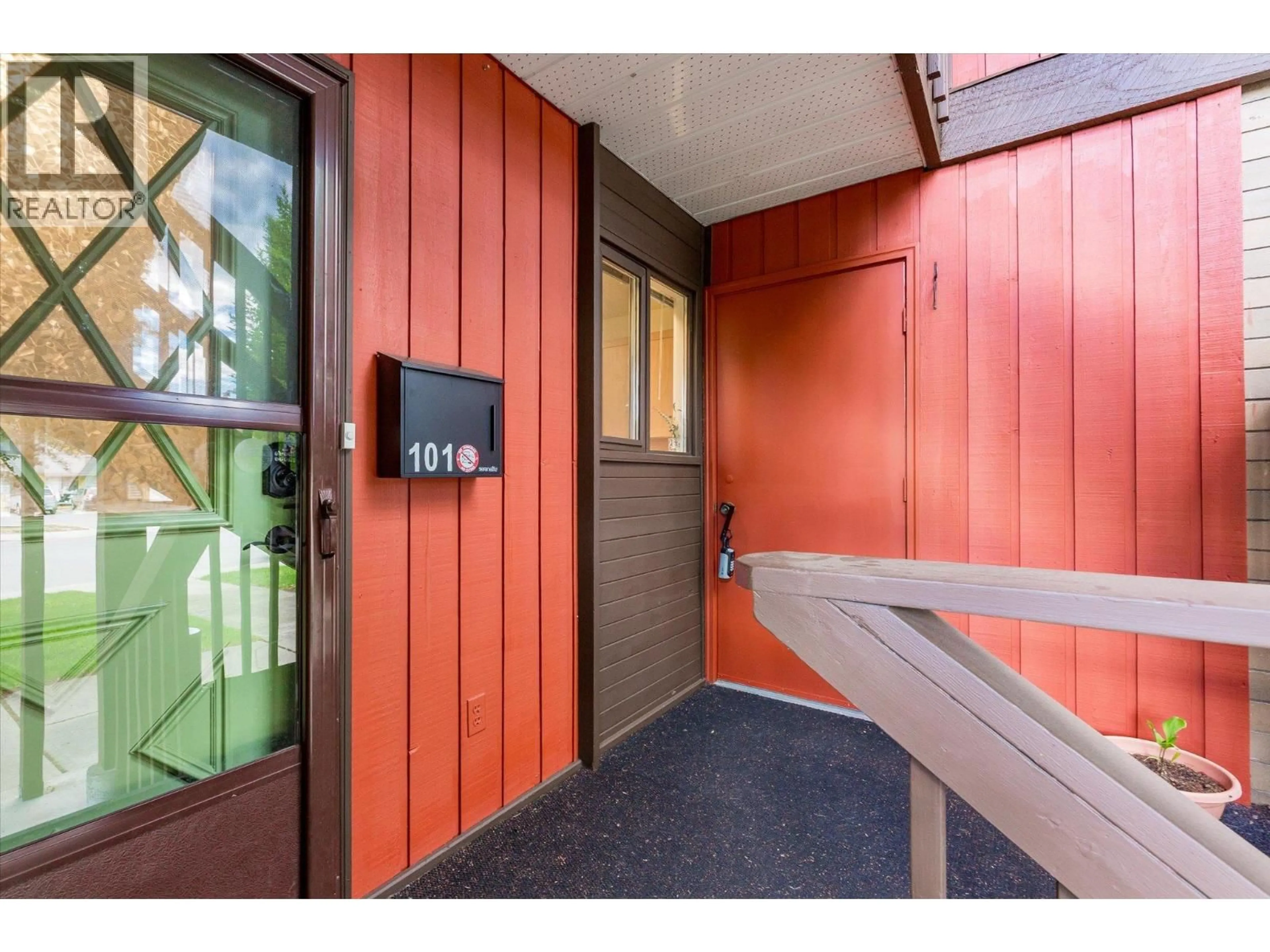 Indoor entryway for 101 - 1870 PARKINSON WAY, Kelowna British Columbia V1Y8C9
