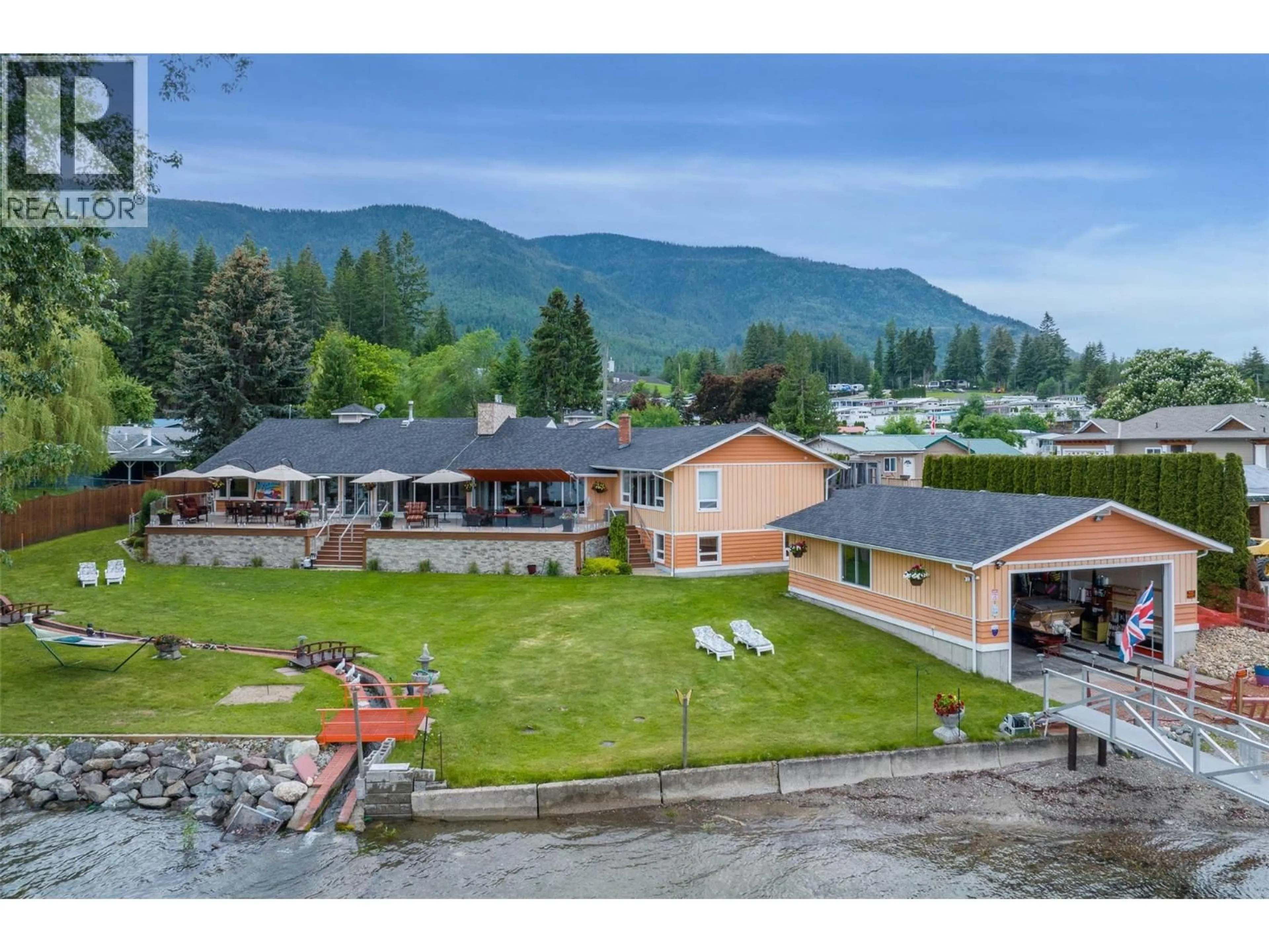 A pic from outside/outdoor area/front of a property/back of a property/a pic from drone, mountain view for 957 GARROWAY ROAD, Sorrento British Columbia V0E2W0