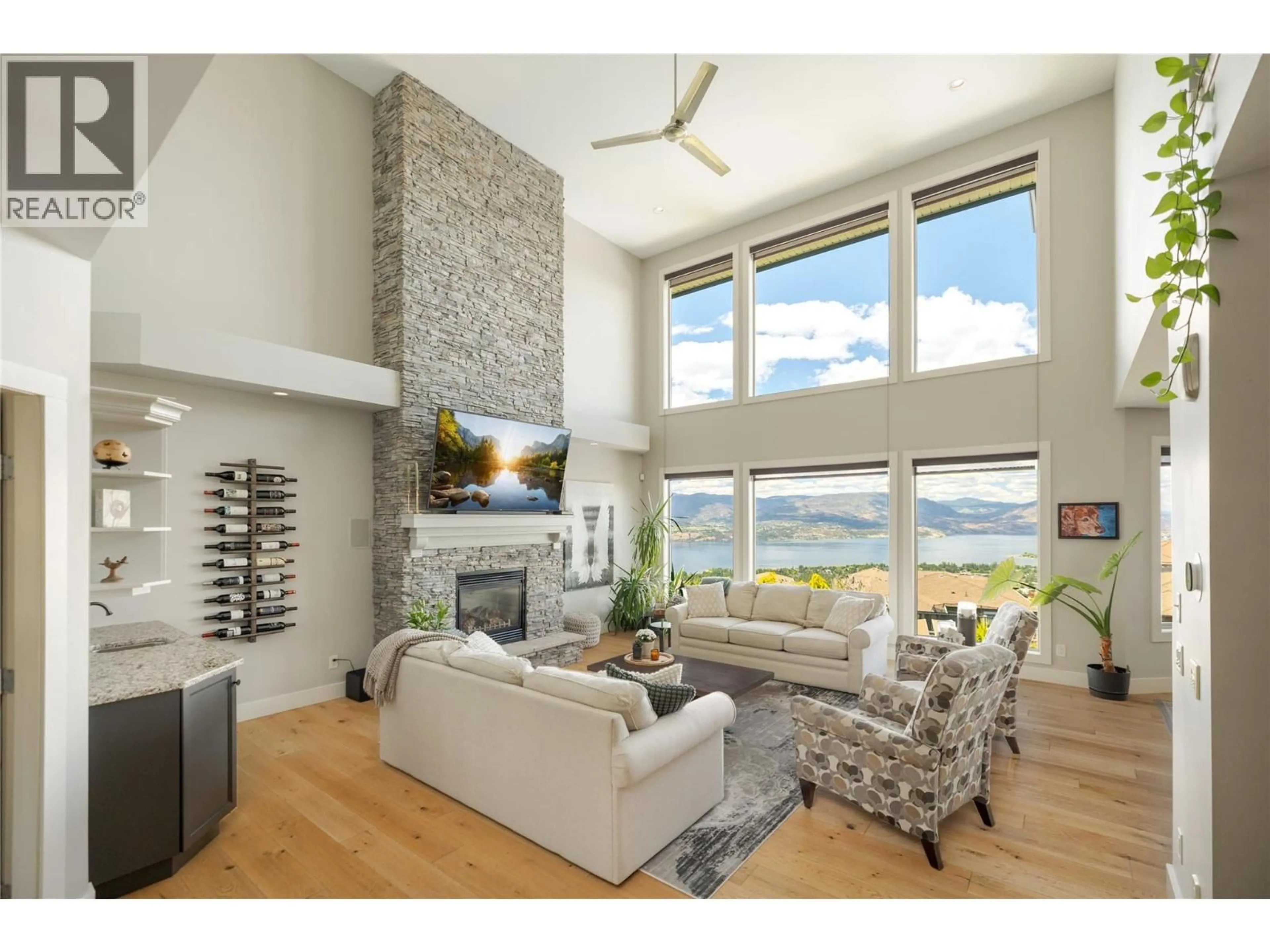Living room with furniture, unknown for 888 HEWETSON AVENUE, Kelowna British Columbia V1W5C9