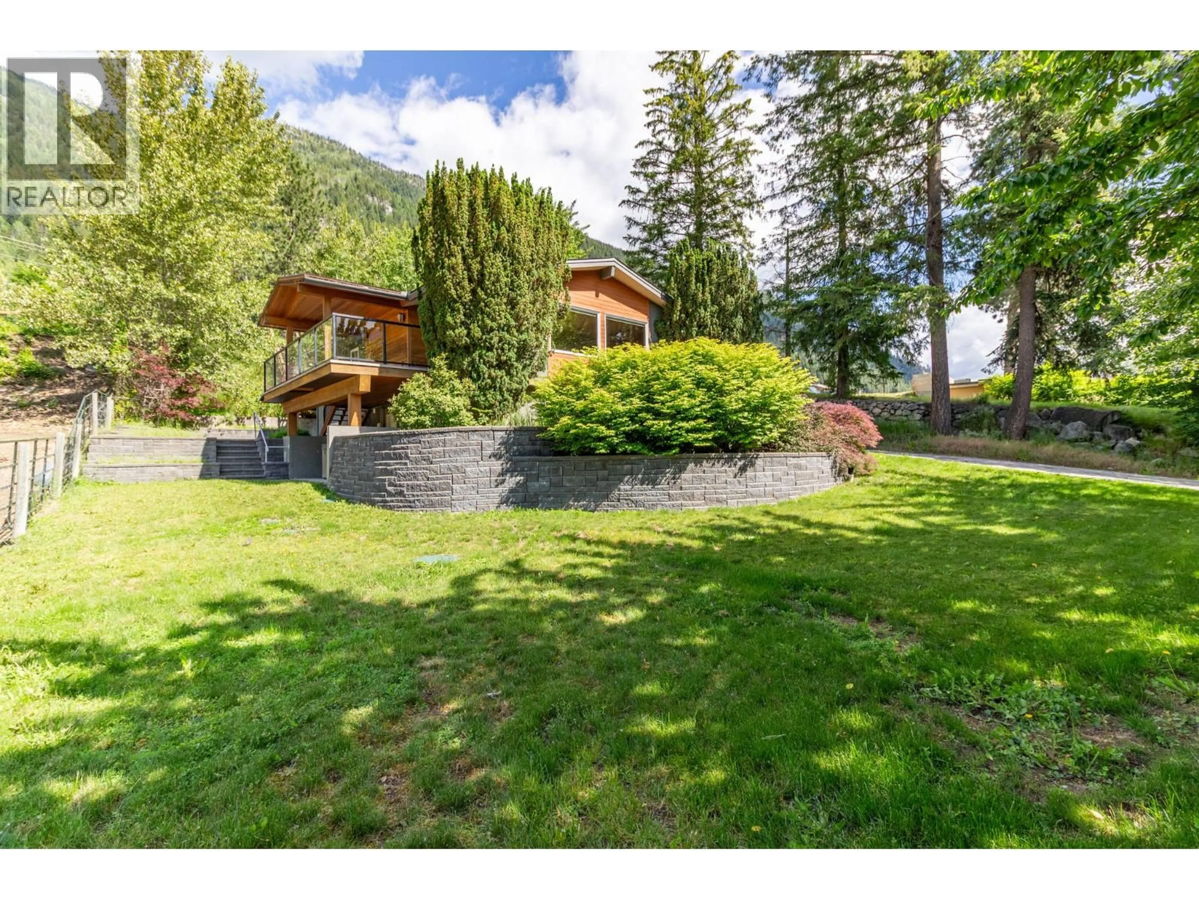 A pic from outside/outdoor area/front of a property/back of a property/a pic from drone, mountain view for 633 JORGENSEN ROAD, Nelson British Columbia V1L5P4