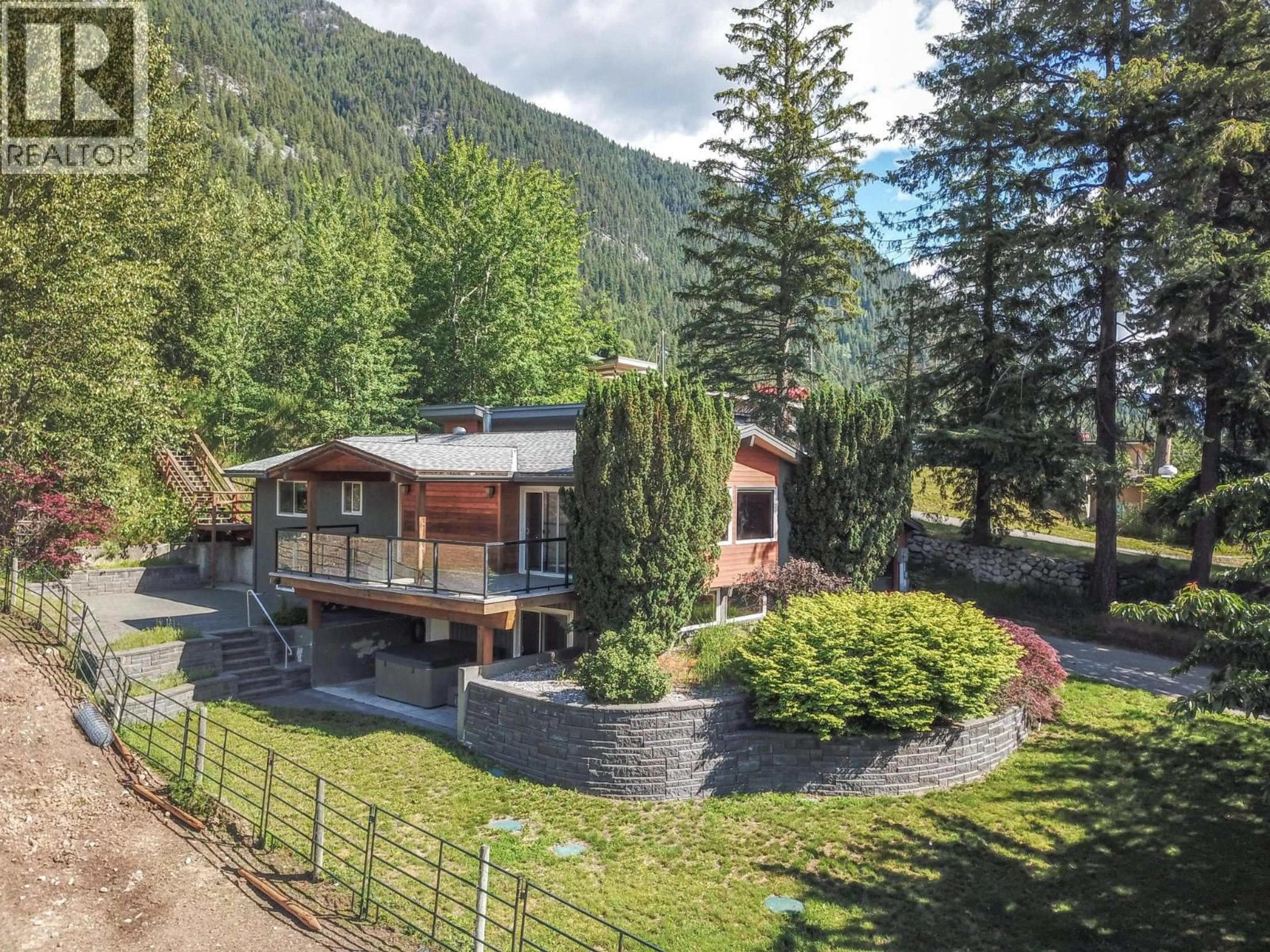 A pic from outside/outdoor area/front of a property/back of a property/a pic from drone, mountain view for 633 JORGENSEN ROAD, Nelson British Columbia V1L5P4