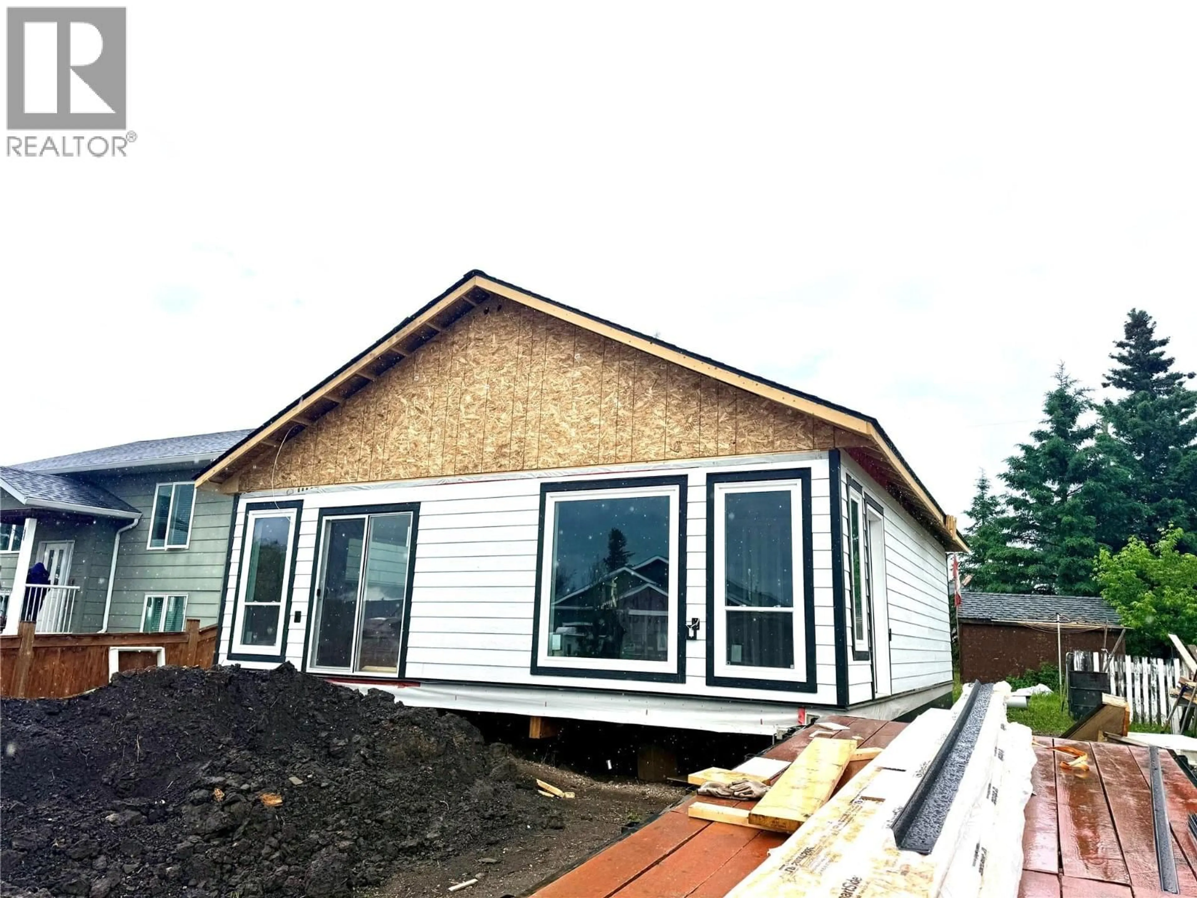 Home with vinyl exterior material, building for 404 99 AVENUE, Dawson Creek British Columbia V1G1T3