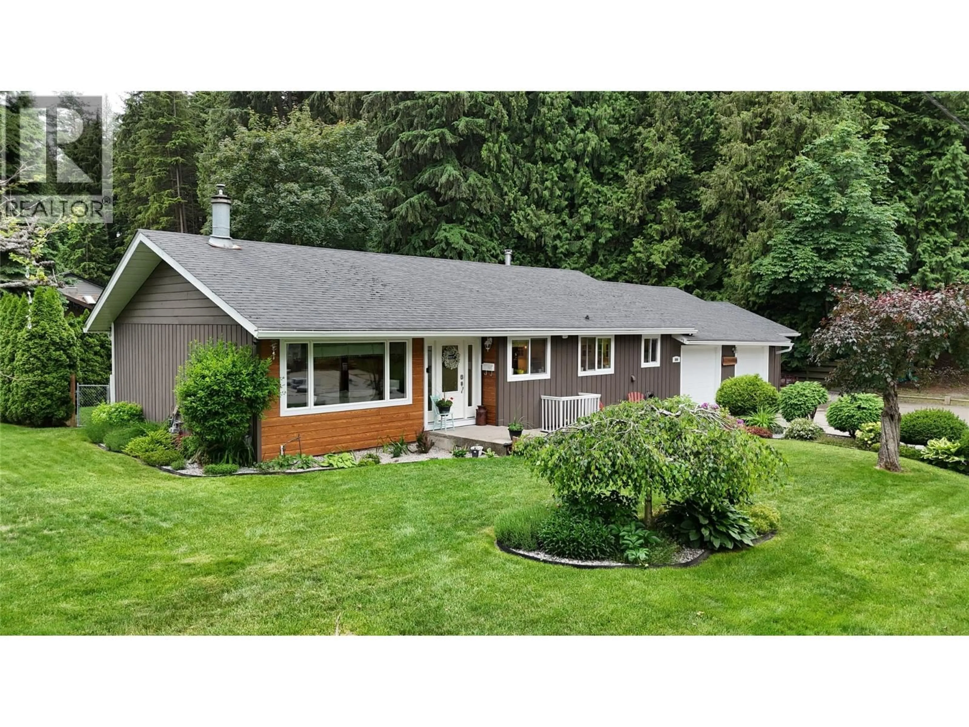 A pic from outside/outdoor area/front of a property/back of a property/a pic from drone, unknown for 800 21ST STREET, Castlegar British Columbia V1N2N3