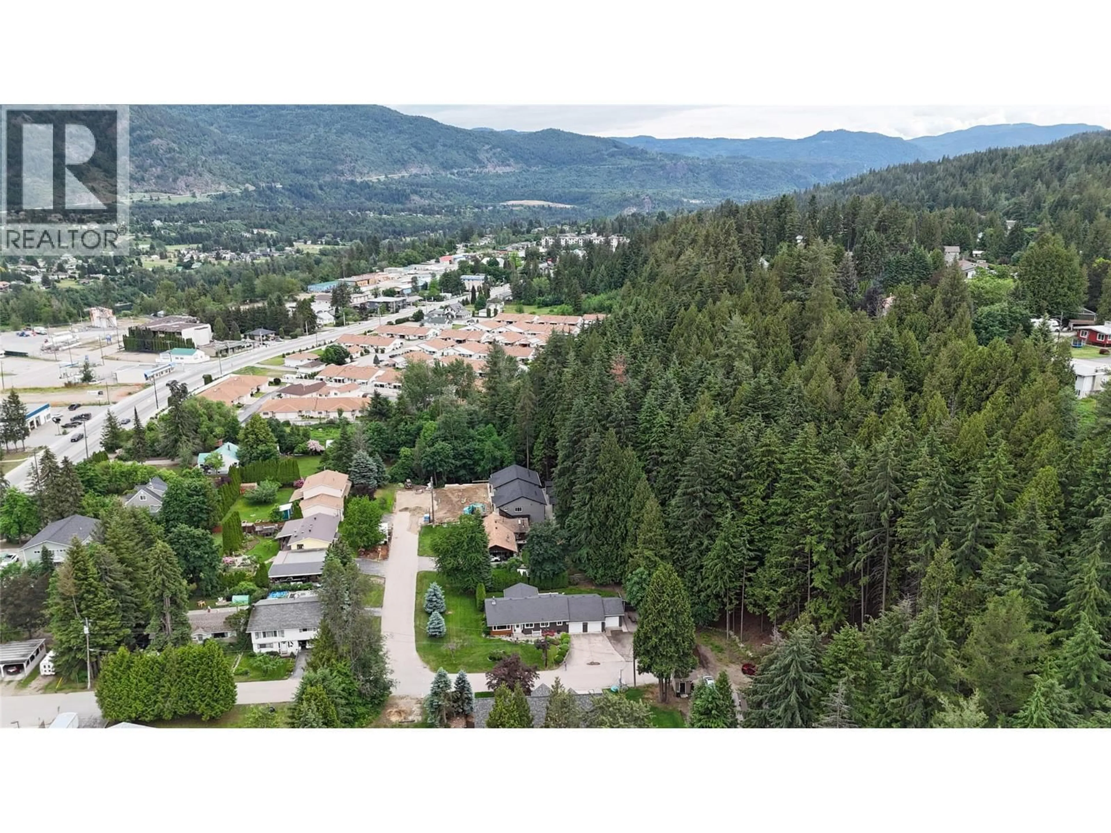 A pic from outside/outdoor area/front of a property/back of a property/a pic from drone, mountain view for 800 21ST STREET, Castlegar British Columbia V1N2N3