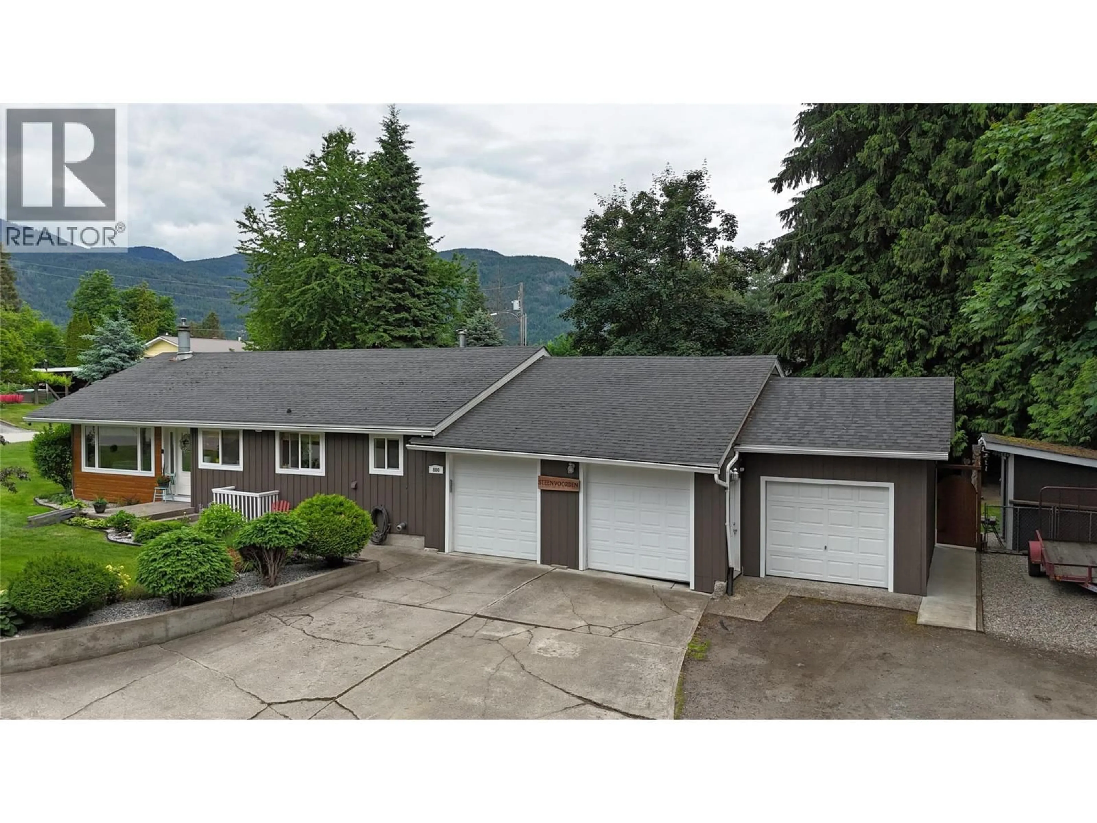 A pic from outside/outdoor area/front of a property/back of a property/a pic from drone, unknown for 800 21ST STREET, Castlegar British Columbia V1N2N3
