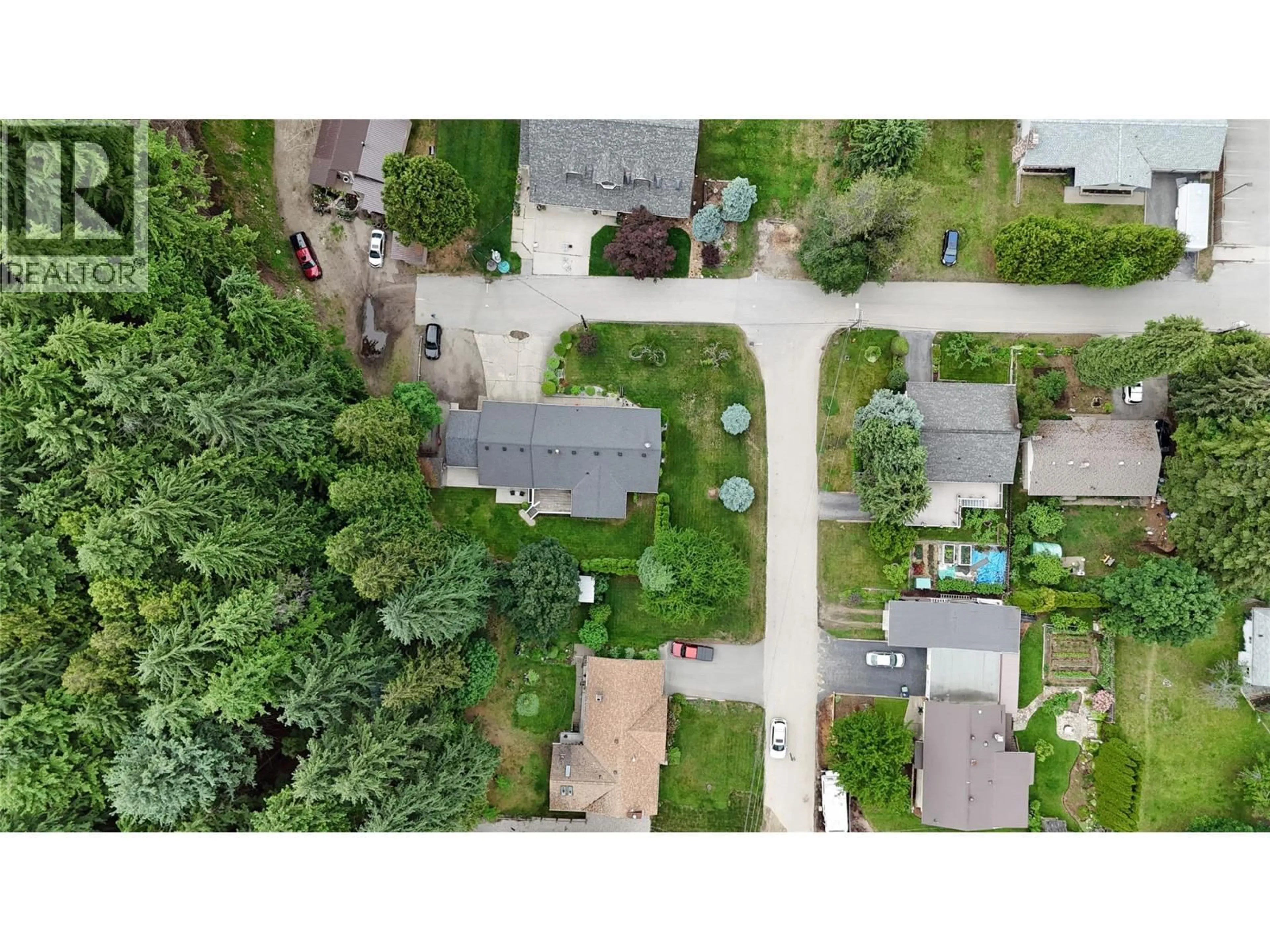 A pic from outside/outdoor area/front of a property/back of a property/a pic from drone, street for 800 21ST STREET, Castlegar British Columbia V1N2N3