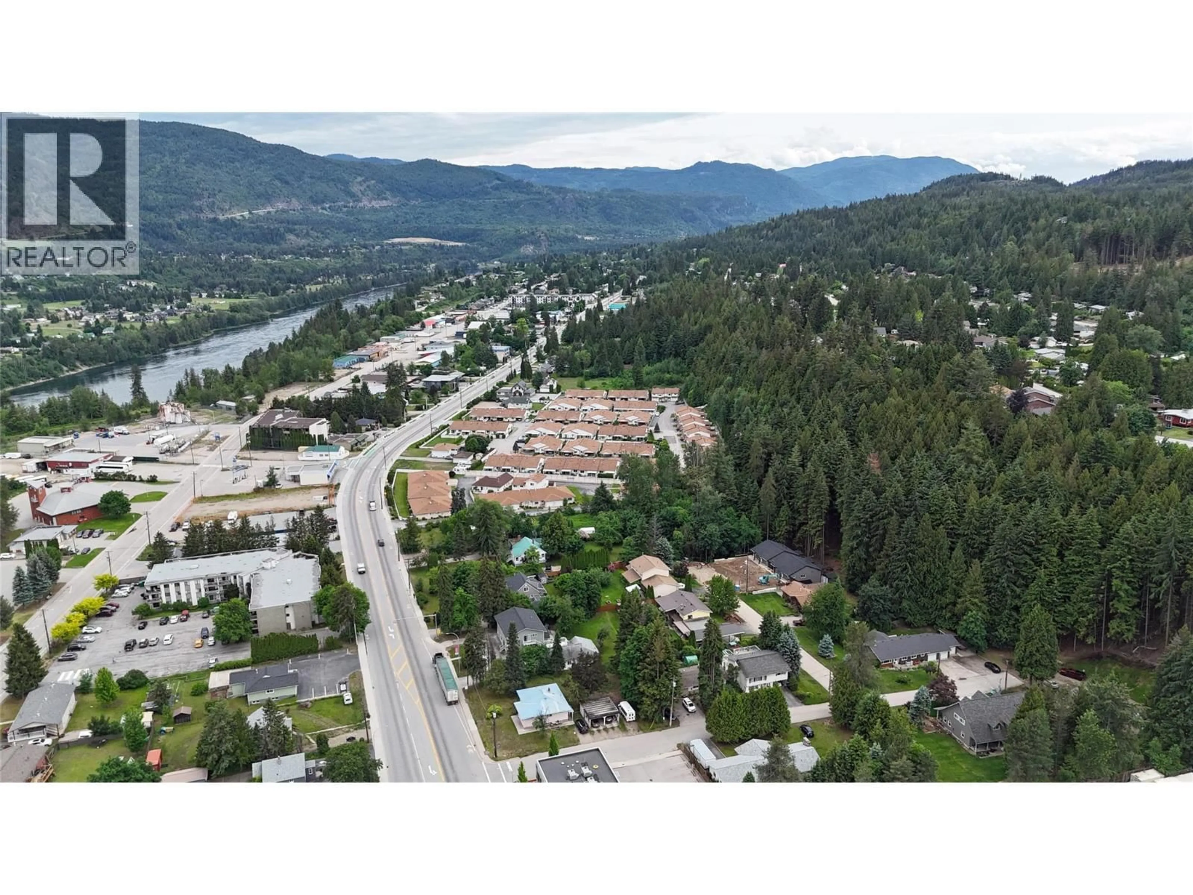 A pic from outside/outdoor area/front of a property/back of a property/a pic from drone, mountain view for 800 21ST STREET, Castlegar British Columbia V1N2N3