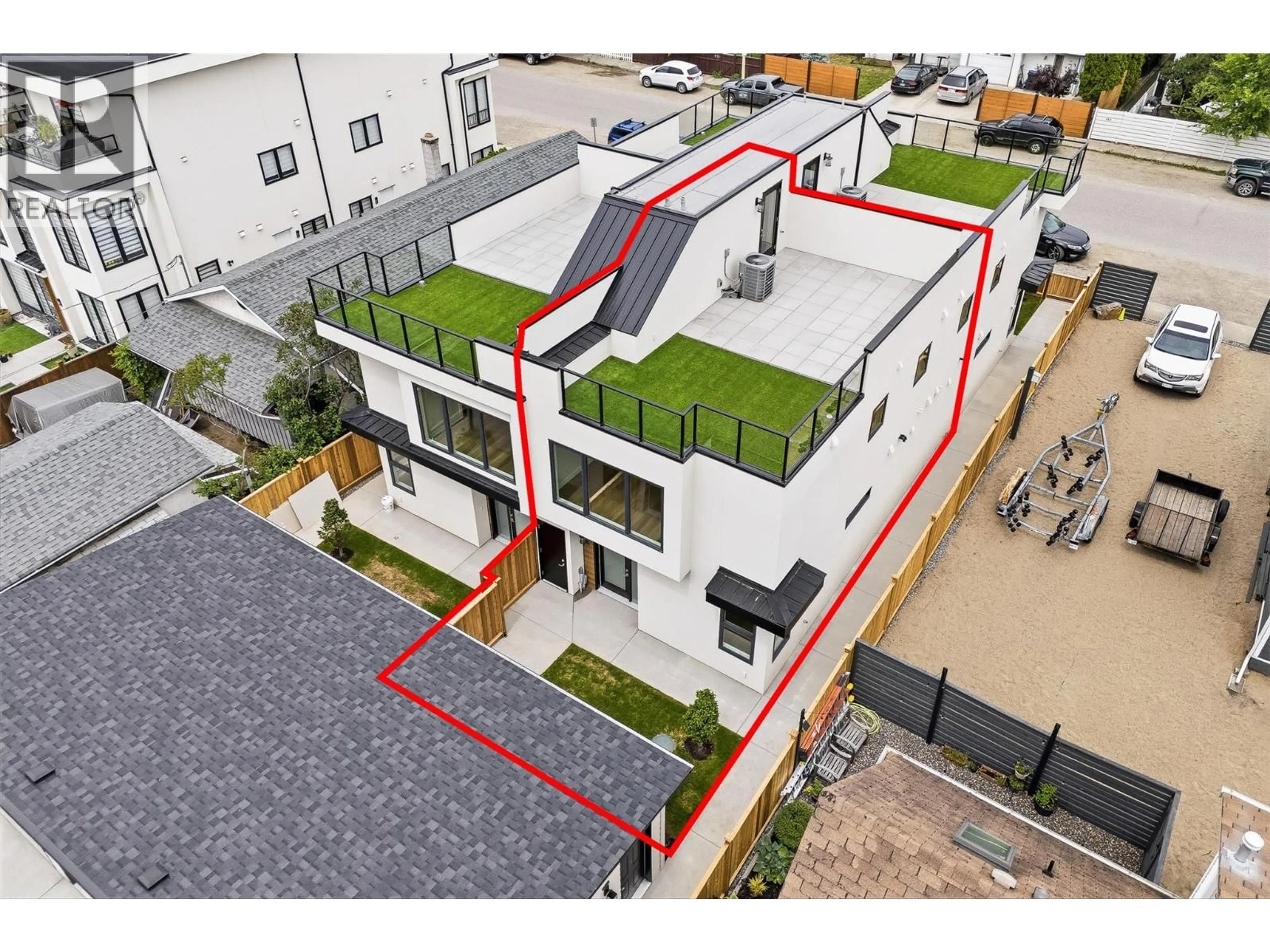 A pic from outside/outdoor area/front of a property/back of a property/a pic from drone, street for 4 - 943 FULLER AVENUE, Kelowna British Columbia V1Y6X5