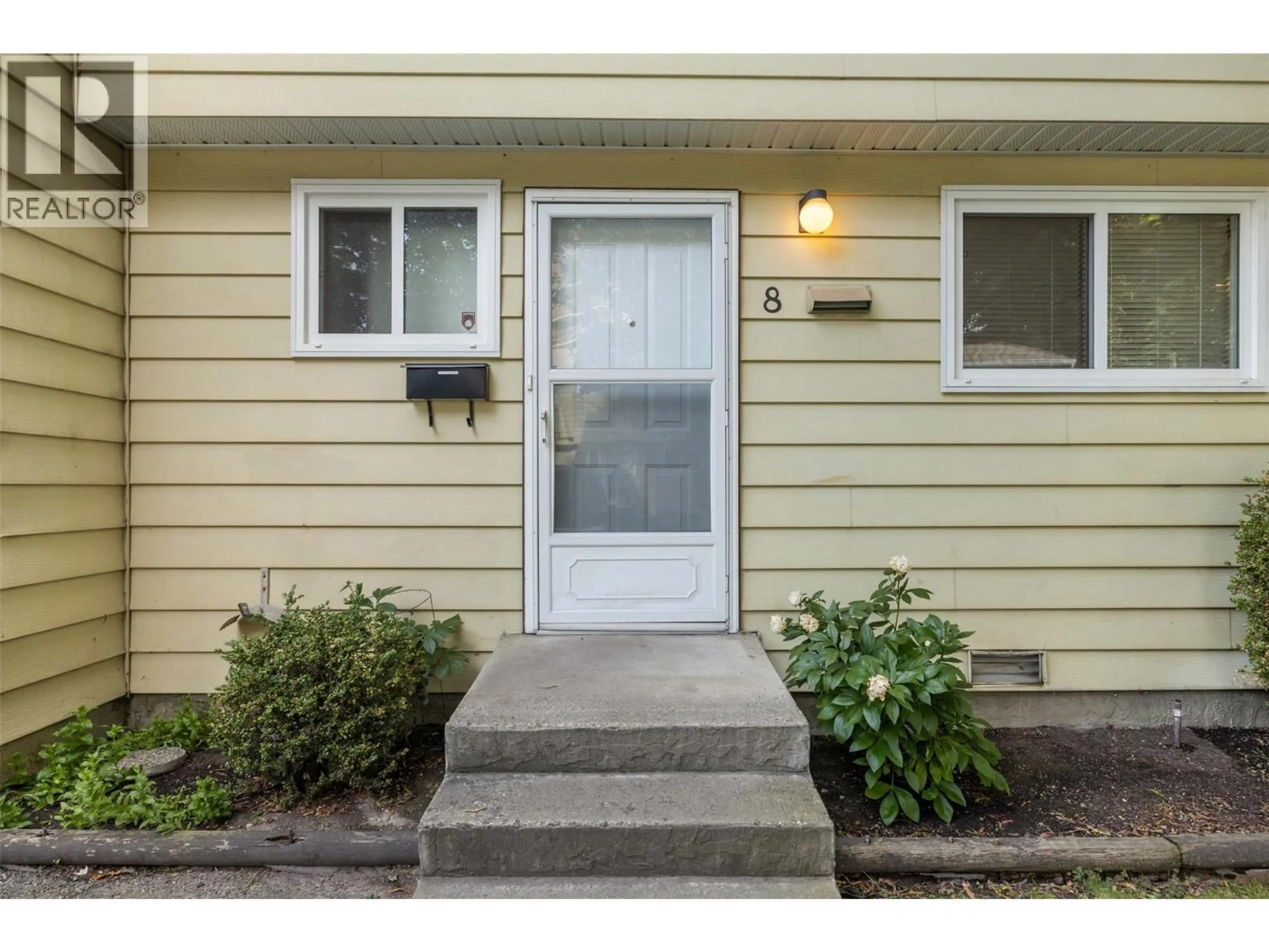 Indoor entryway for 8 - 1153 BERNARD AVENUE, Kelowna British Columbia V1Y6R3