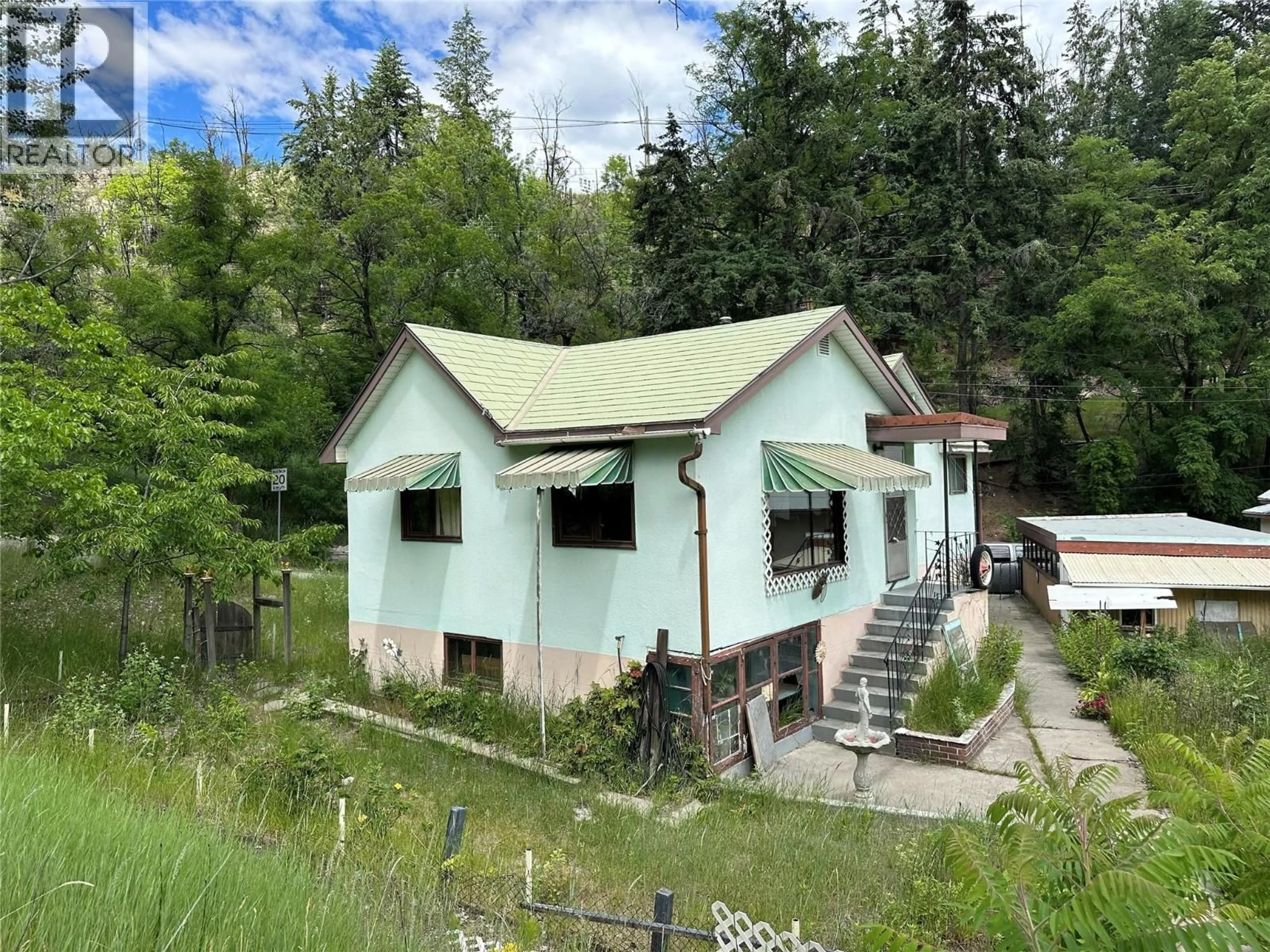 A pic from outside/outdoor area/front of a property/back of a property/a pic from drone, building for 223 RAILWAY LANE, Trail British Columbia V1R2S4