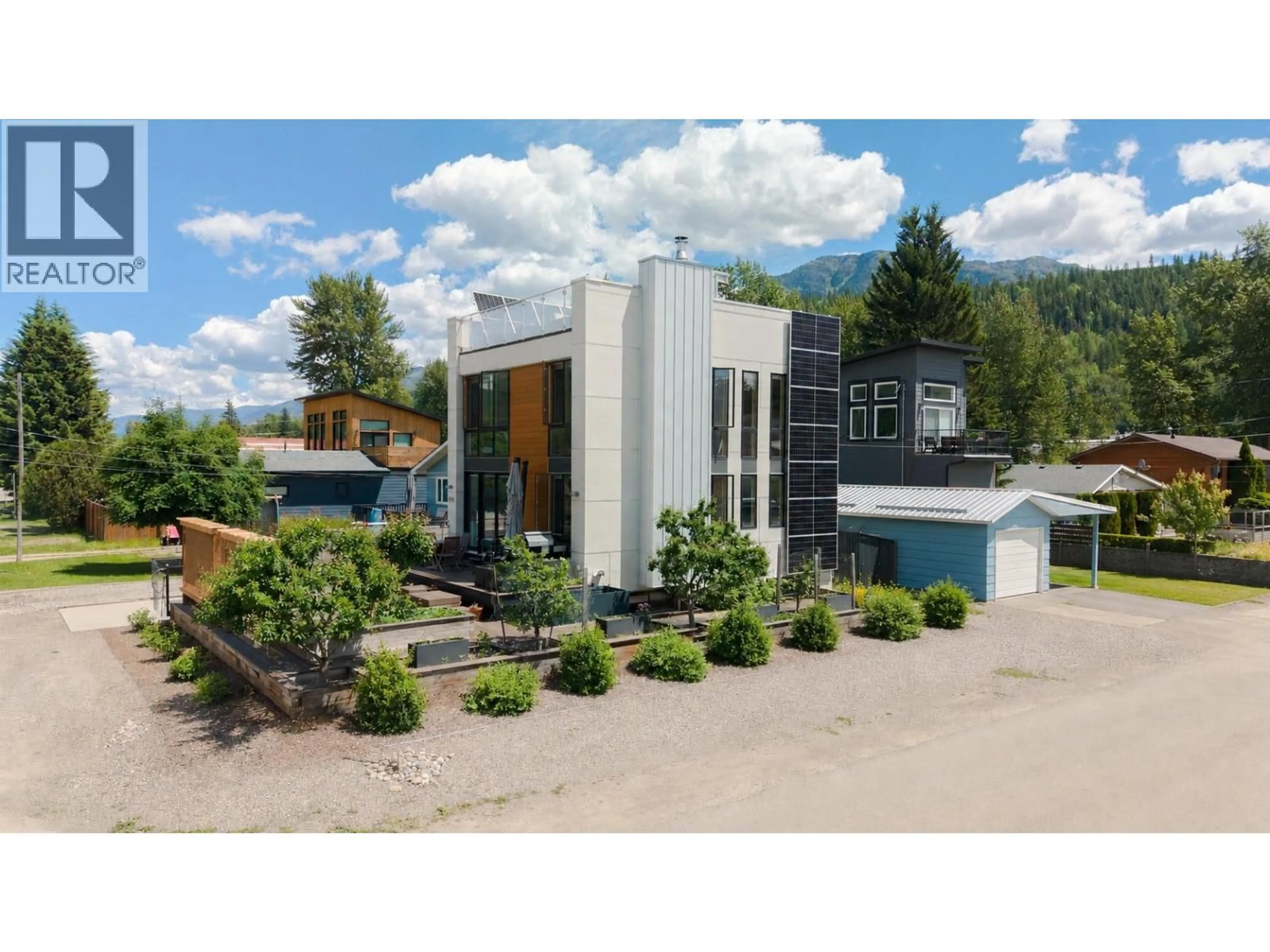A pic from outside/outdoor area/front of a property/back of a property/a pic from drone, building for 1502 2ND AVENUE, Fernie British Columbia V0B1M0