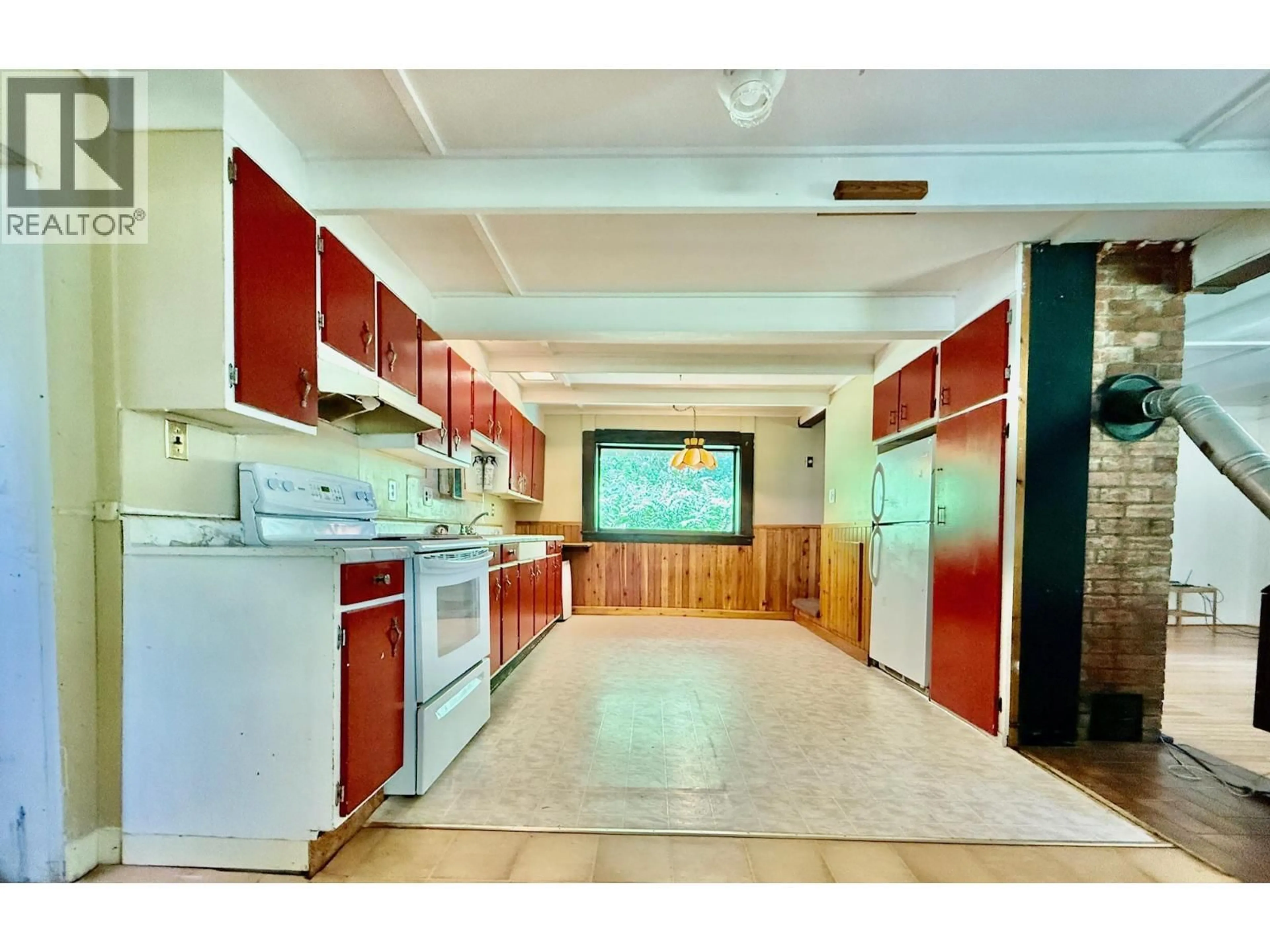 Standard kitchen, ceramic/tile floor for 4019 SAUNDERS ROAD, Winlaw British Columbia V0G2J0