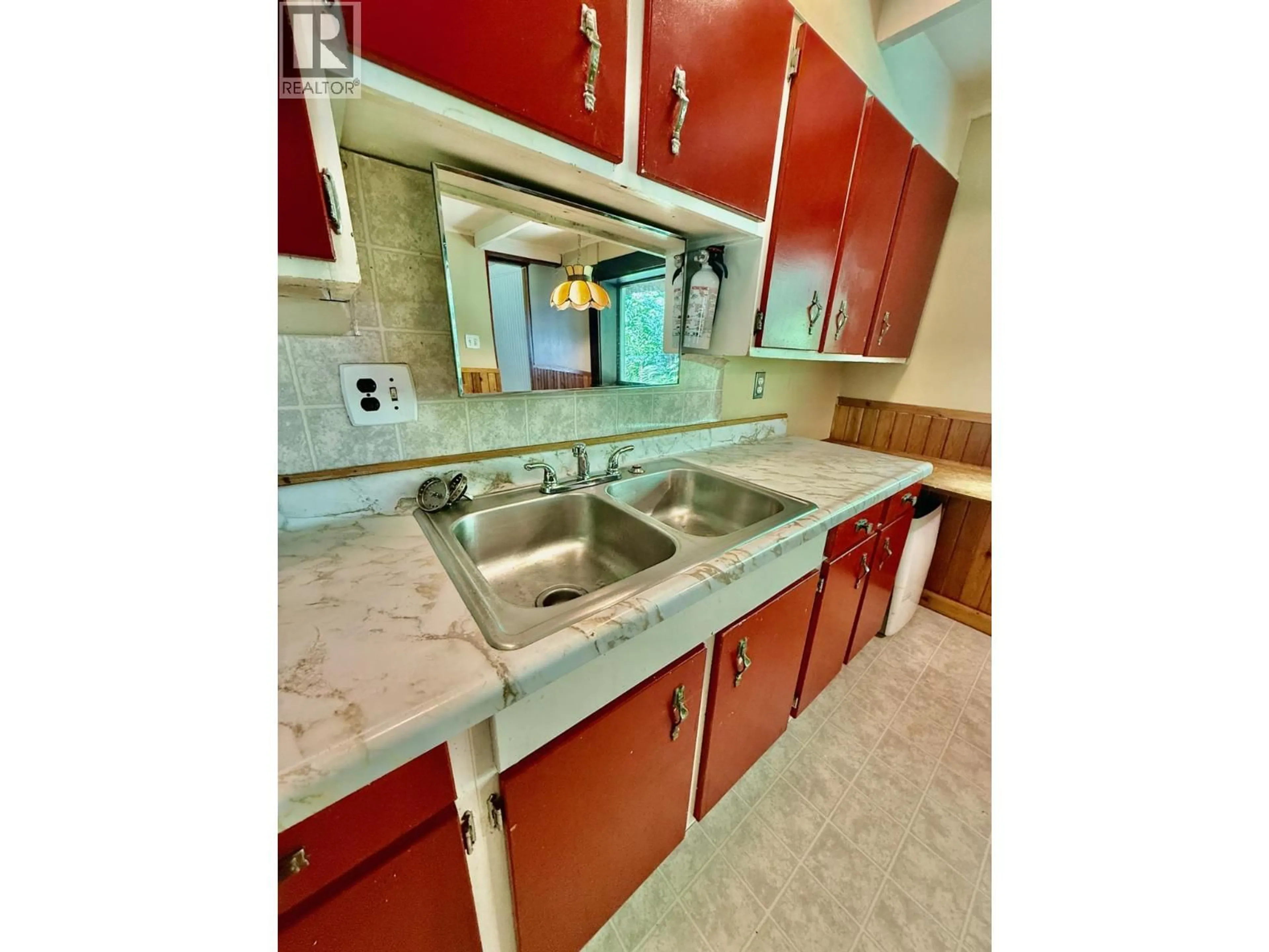 Standard kitchen, ceramic/tile floor for 4019 SAUNDERS ROAD, Winlaw British Columbia V0G2J0