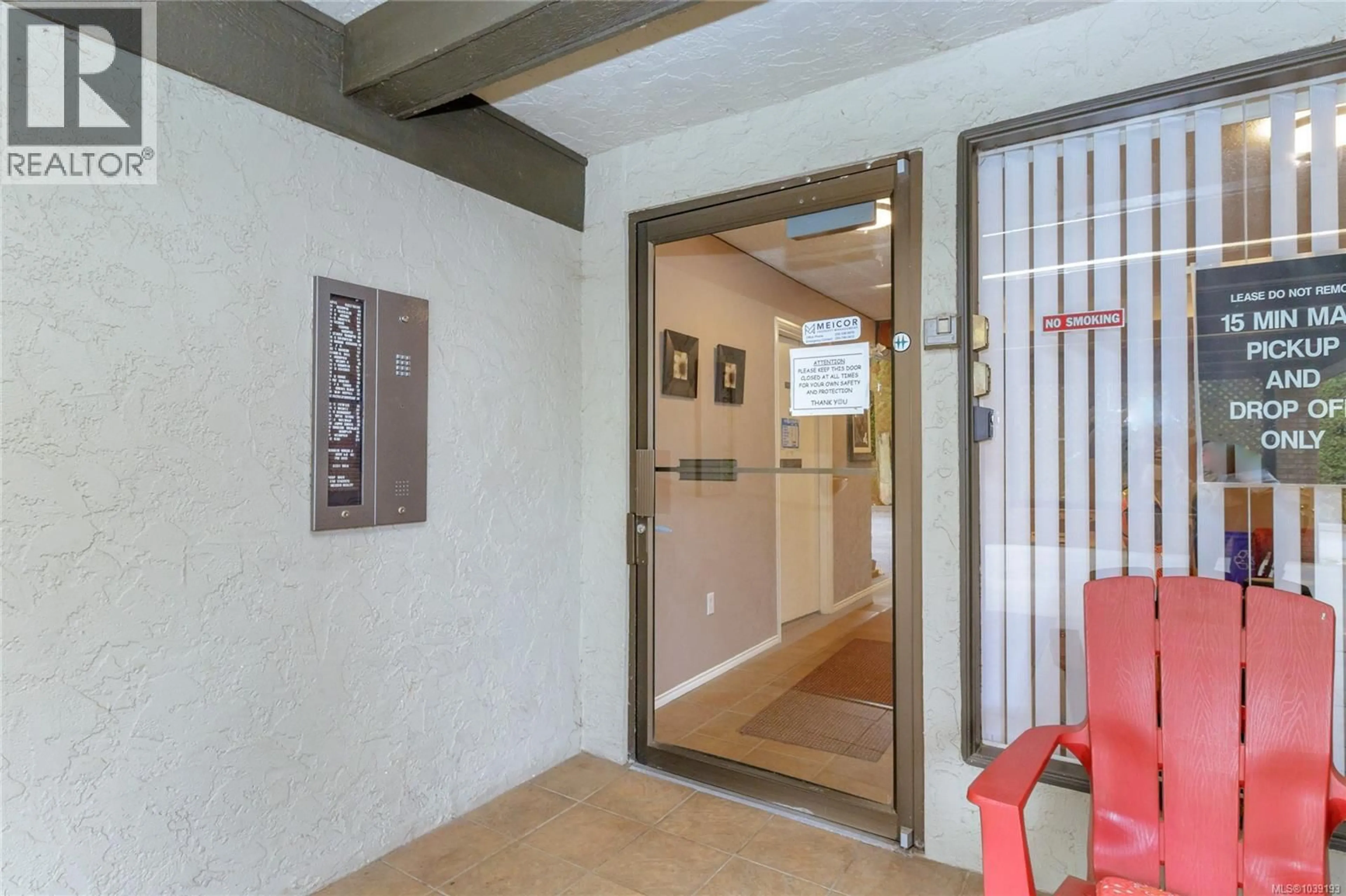 Indoor foyer for 301 - 3251 COWICHAN LAKE ROAD, Duncan British Columbia V9L4B8
