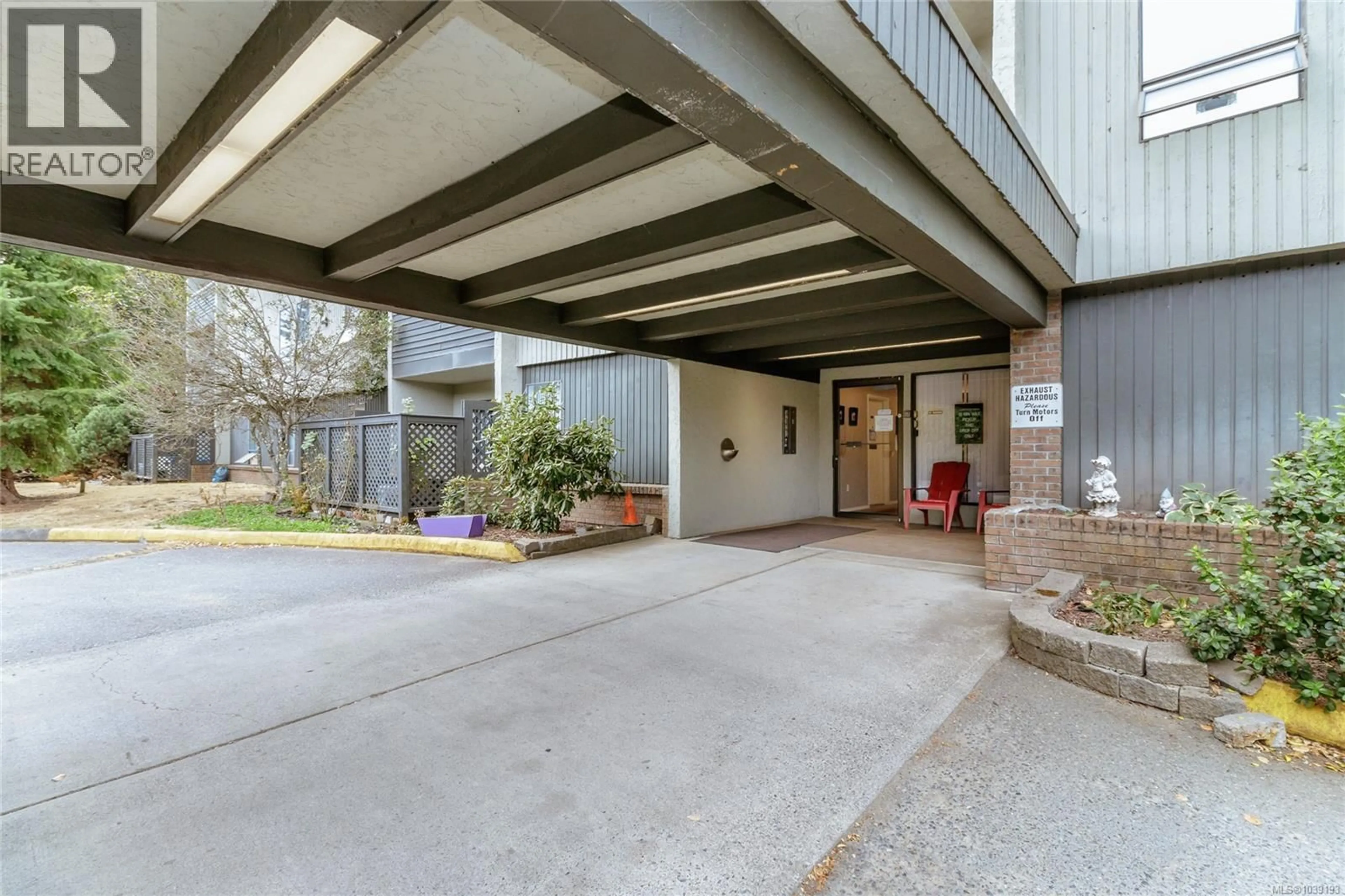 Indoor foyer for 301 - 3251 COWICHAN LAKE ROAD, Duncan British Columbia V9L4B8