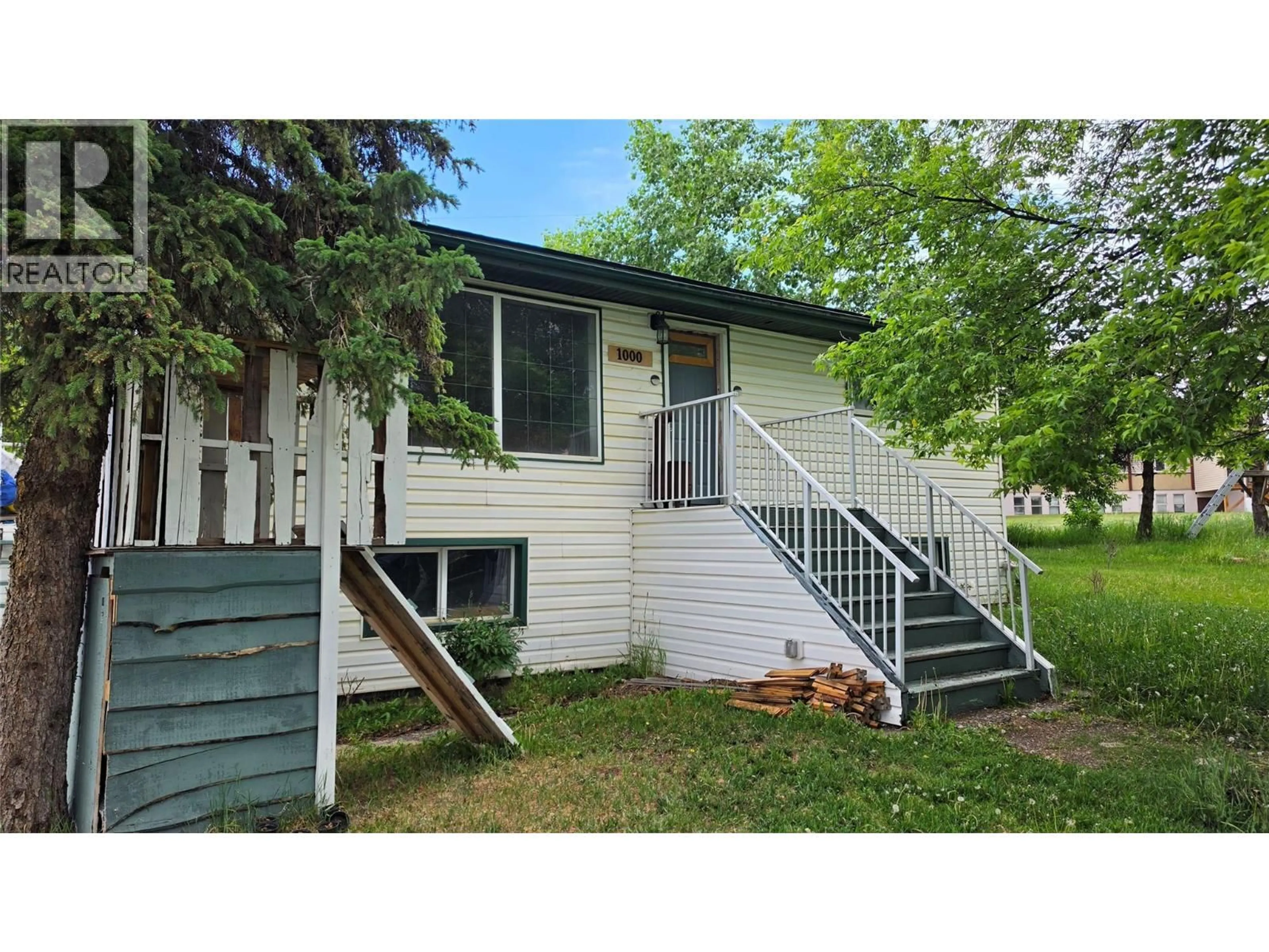 Home with vinyl exterior material, street for 1000 REASBECK CRESCENT, Dawson Creek British Columbia V1G1P2