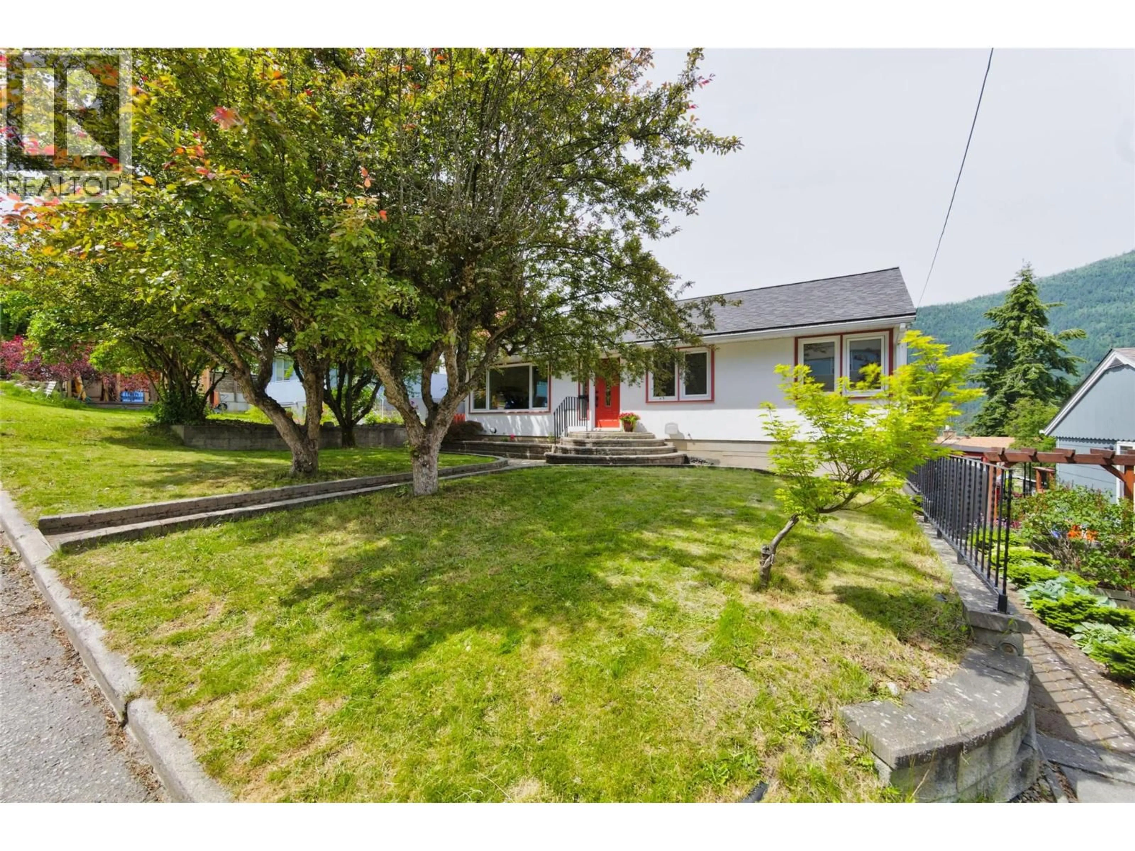 A pic from outside/outdoor area/front of a property/back of a property/a pic from drone, street for 815 TENTH STREET, Nelson British Columbia V1L3C6