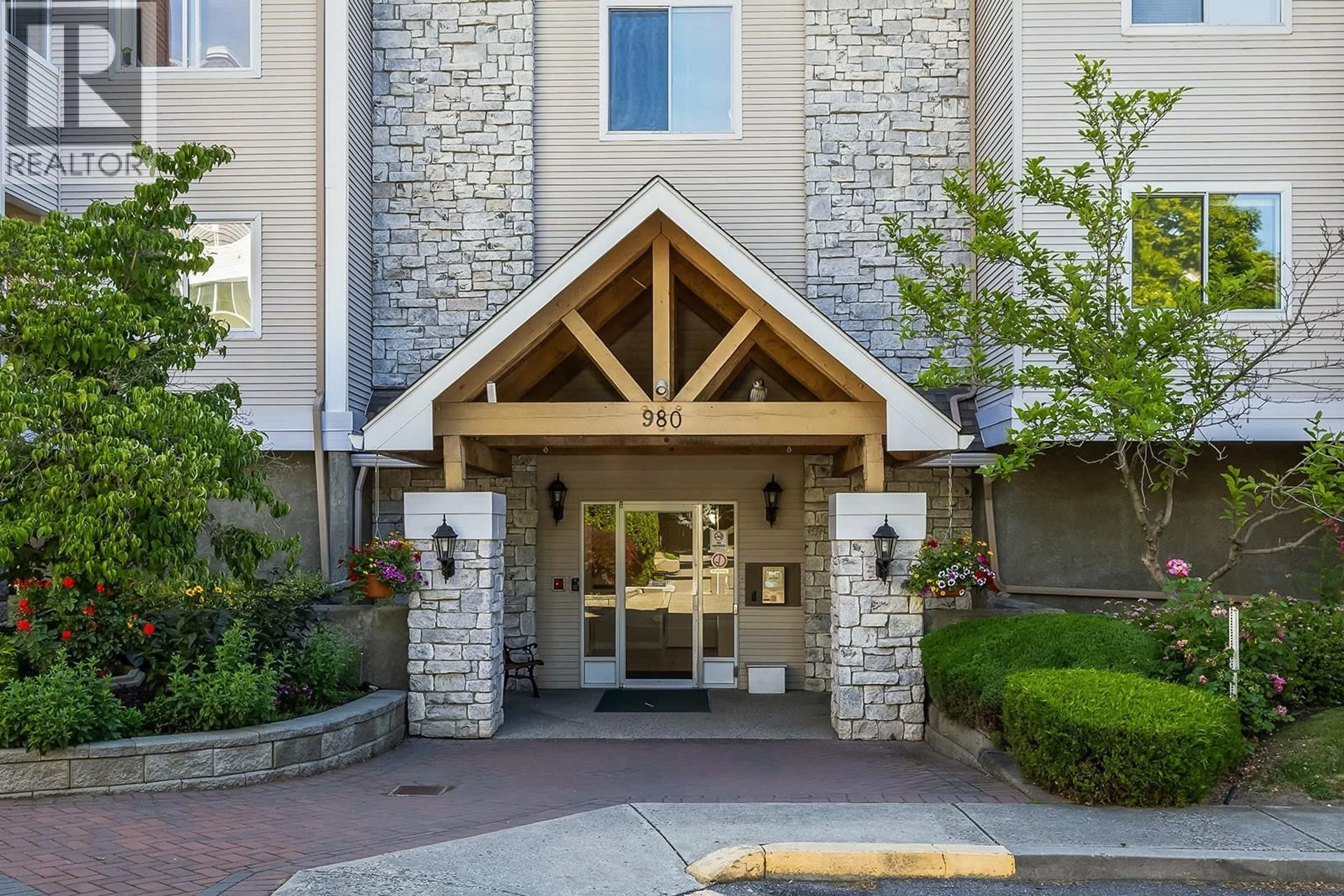 Indoor foyer for 209 - 980 GLENWOOD AVENUE, Kelowna British Columbia V1Y9P2