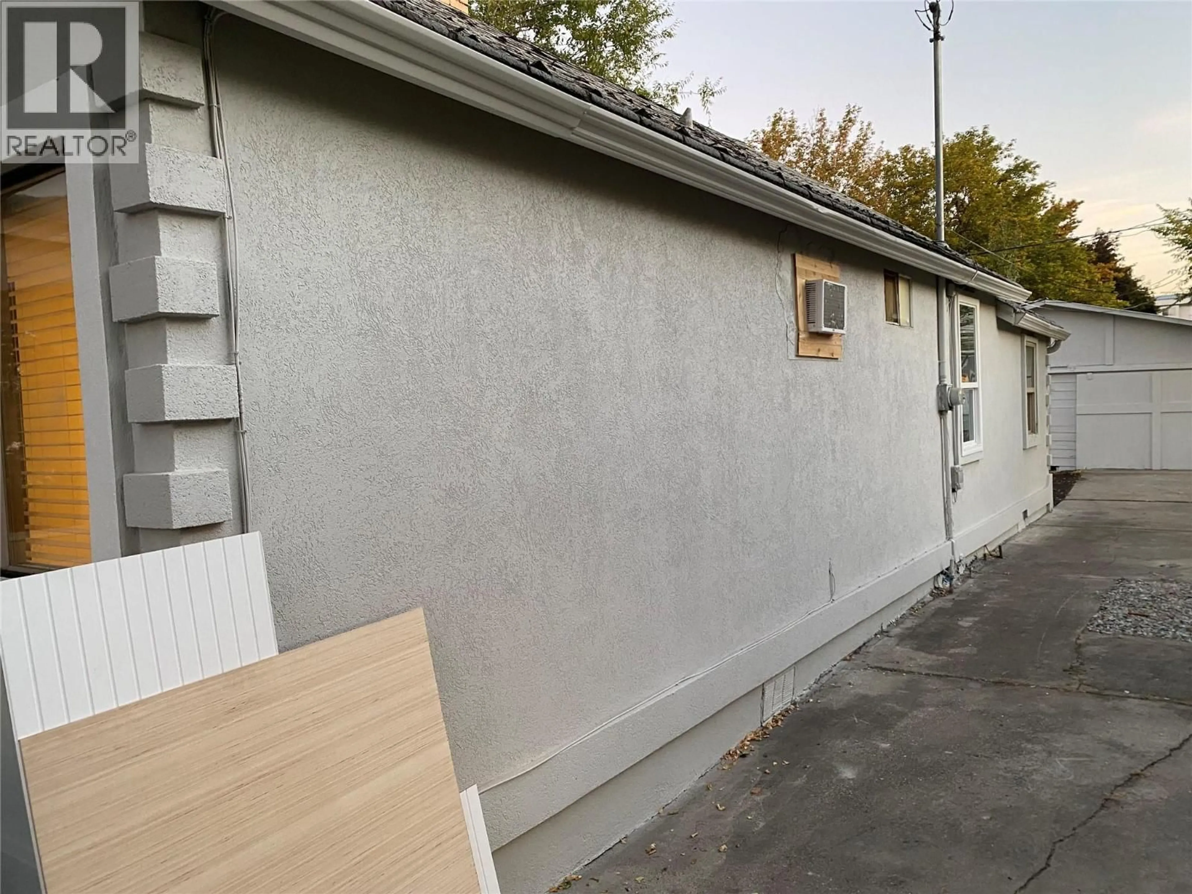 Home with vinyl exterior material, street for 275 PONTO ROAD, Kelowna British Columbia V1X2G2